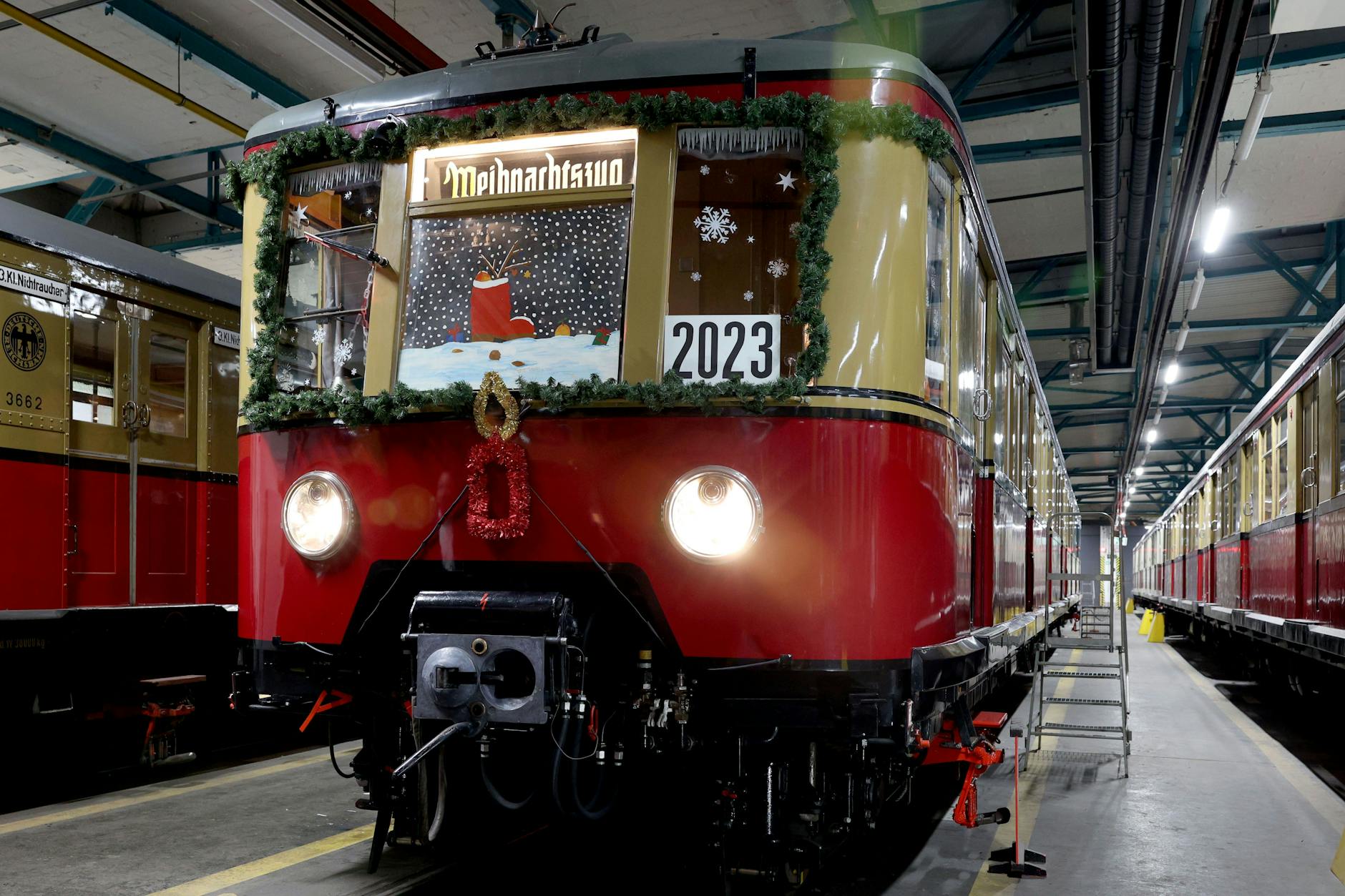 Weihnachtlich geschmückt: In der Wagenhalle der S-Bahn Berlin in Erkner warten Triebwagen 3839 mit Beiwagen 6401, beide aus dem Jahr 1938, auf ihre ersten Einsätze seit Ende 2008.