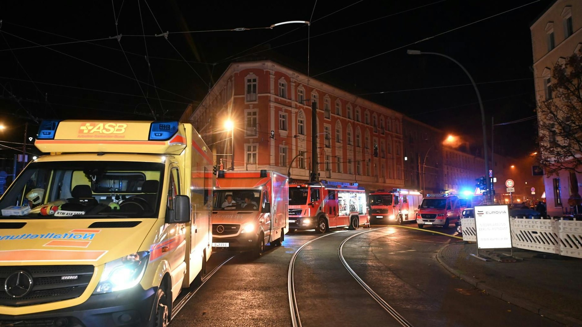 Ein Großaufgebot von Feuerwehr und Rettungsdienst eilte zum Brand in Oberschöneweide.