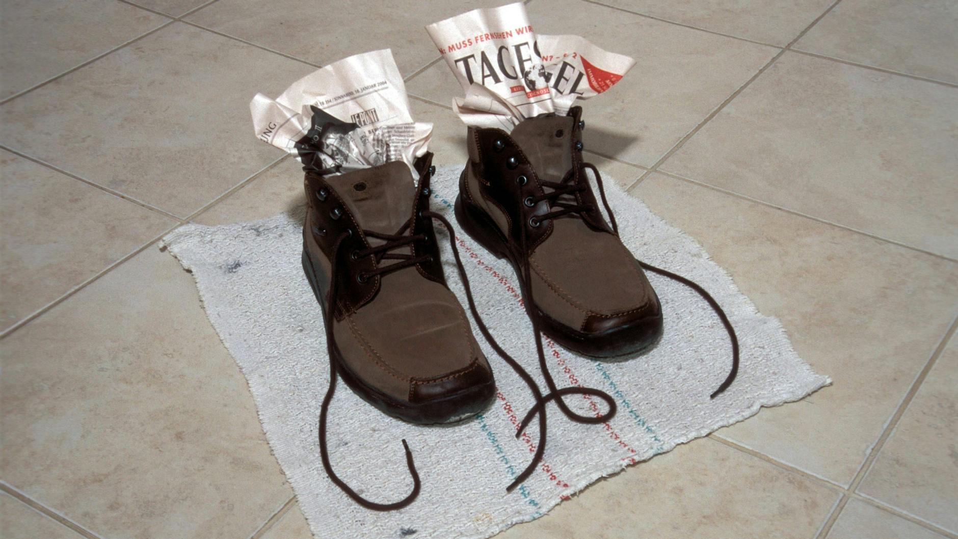 Zeitungspapier kann bei quietschenden Schuhen helfen, da es beim Trocknen hilft.