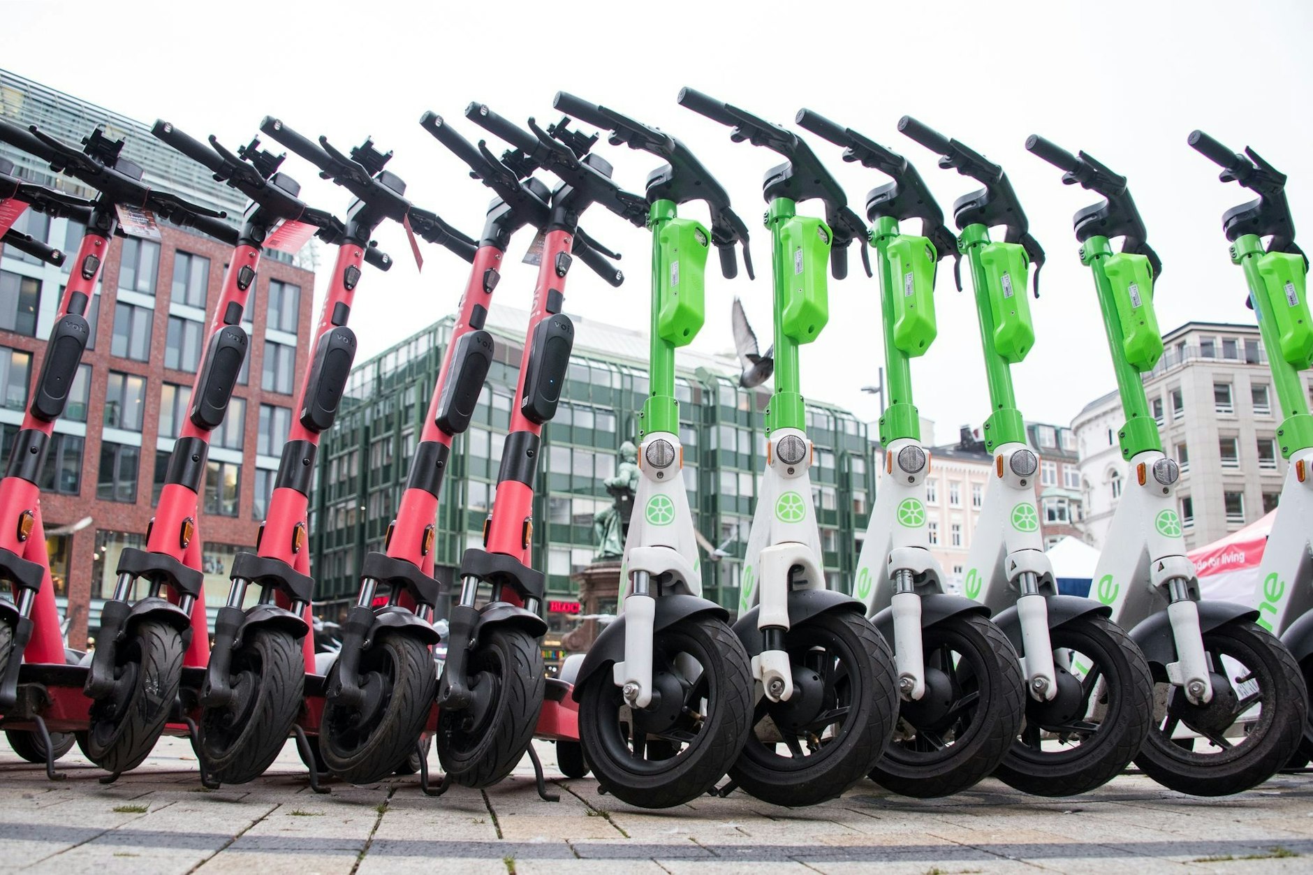 Die Berliner Senatsverwaltung will die Anzahl der umstrittenen E-Scooter auf den Straßen von Berlin reduzieren.