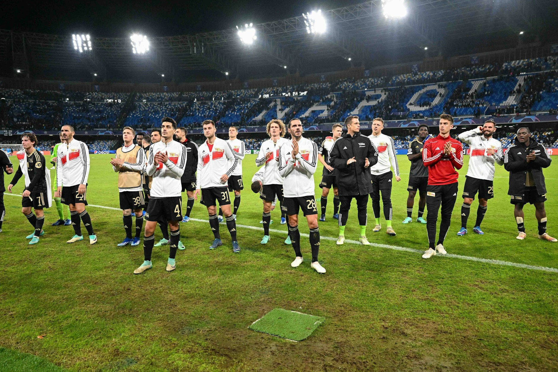 Fröhliche Unioner nach dem Schlusspfiff – auf so eine Szene mussten die Eisernen zwölf Spiele warten.