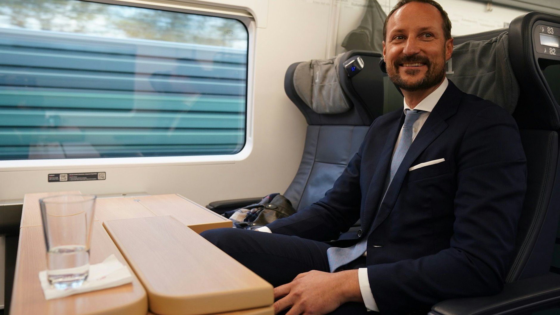 Der norwegische Kronprinz Haakon sitzt in der 1. Klasse im ICE 801 von Hamburg nach Berlin.