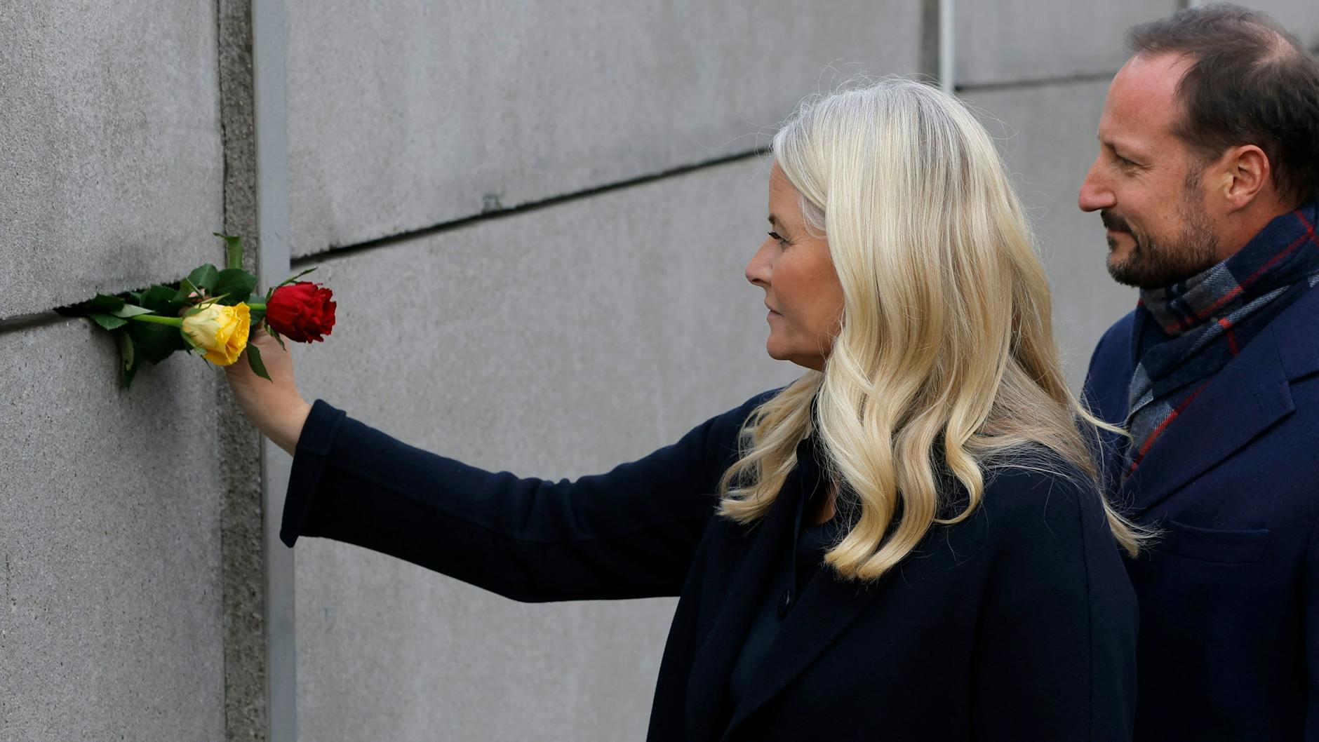 Mett-Marit und Haakon ehren die Todesopfer der Berliner Mauer mit Rosen.
