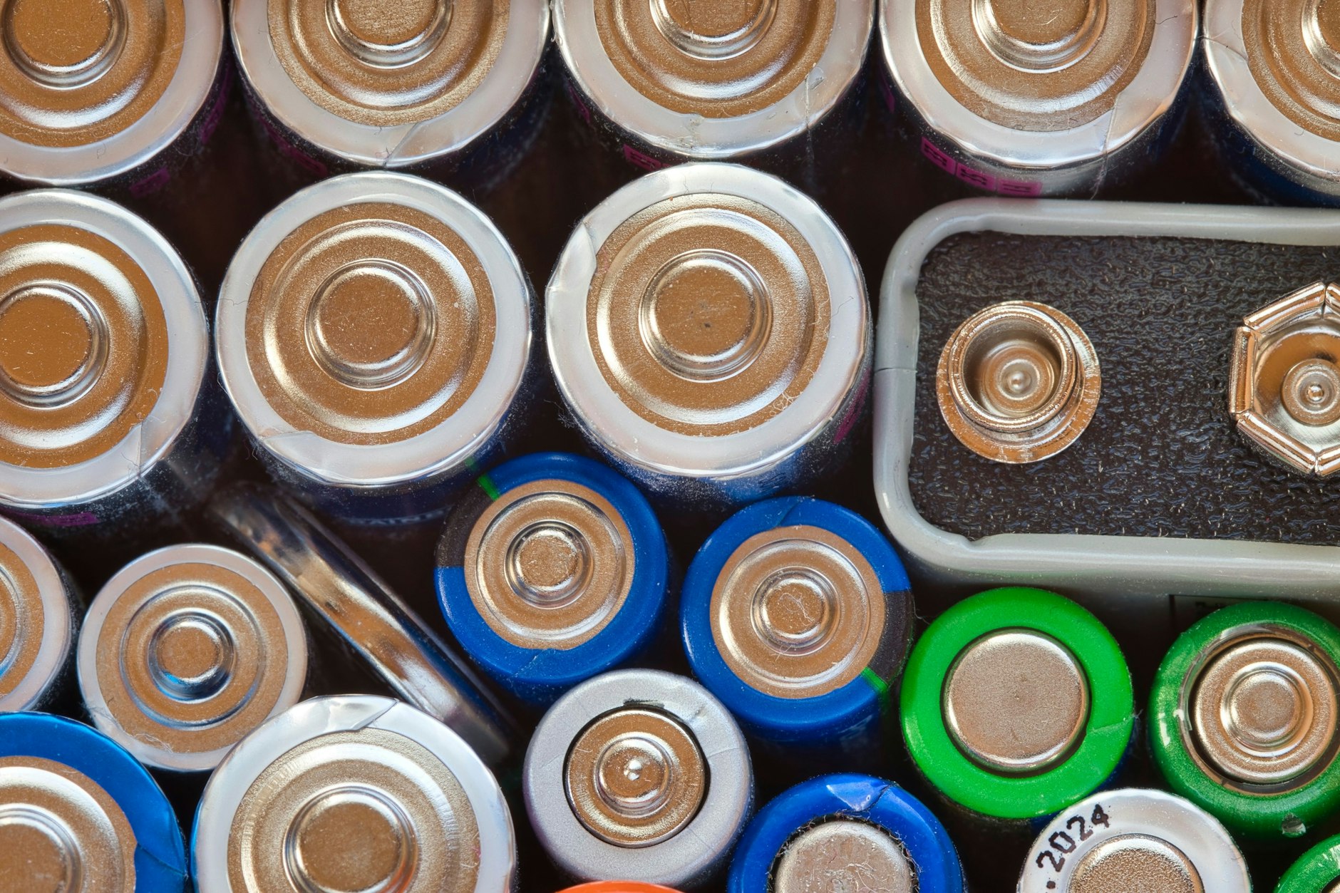 Die Haltbarkeit von Batterien ist von verschiedenen Faktoren abhängig.