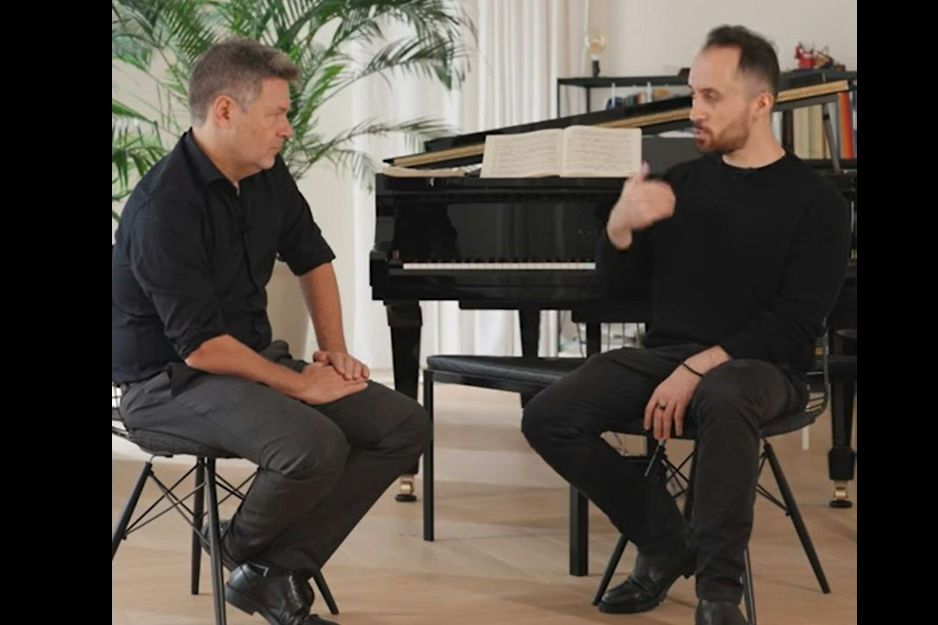 Igor Levit im Gespräch mit Robert Habeck, veröffentlicht am 9. November 2023.