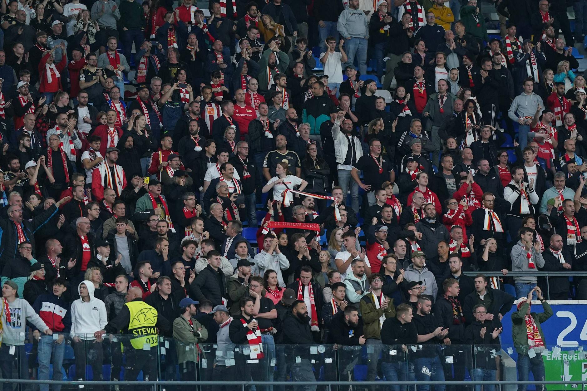 Unions Fans wurden im Stadion von Neapel mit gefährlichen Böllern beschmissen.