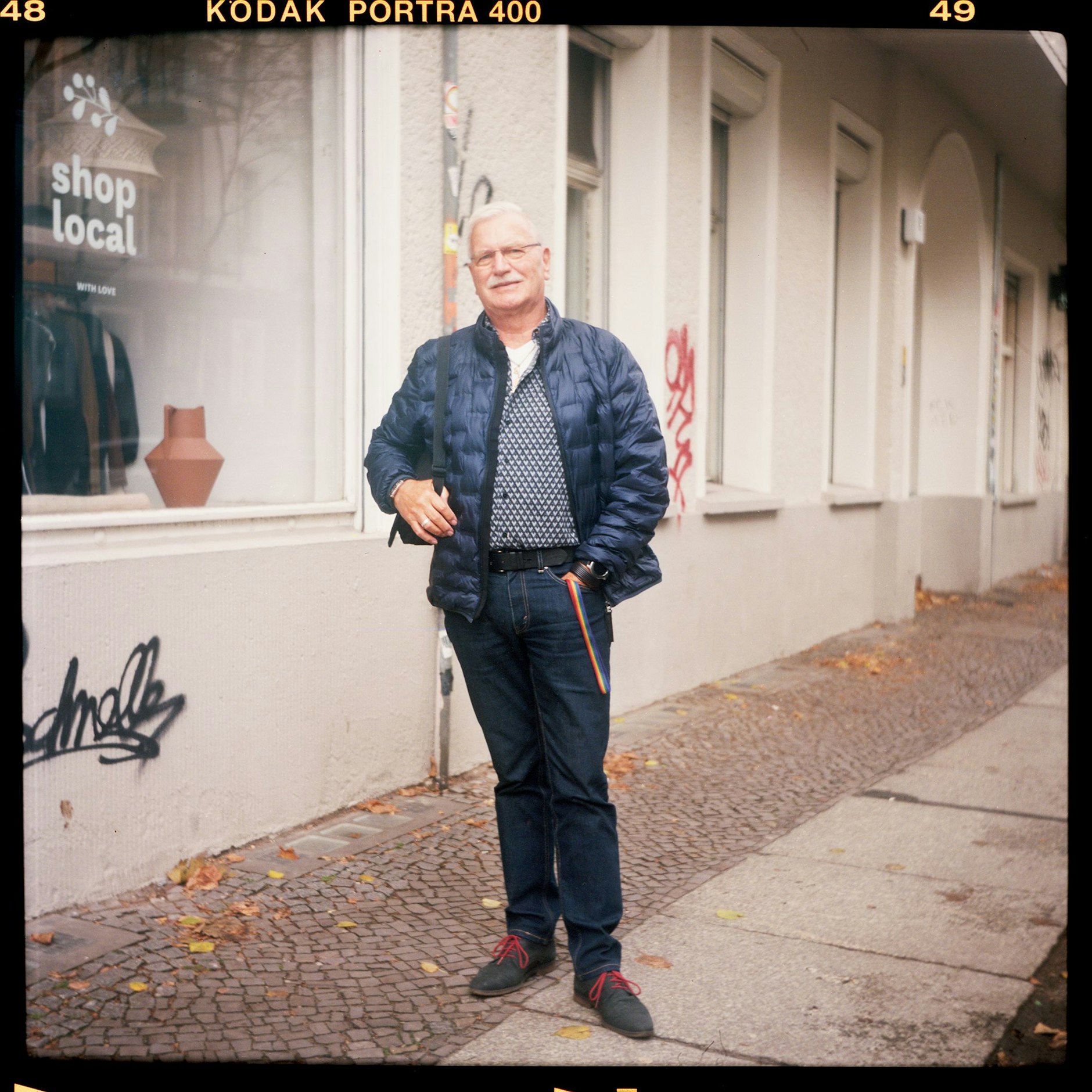„Ich bin ein gebürtiger Thüringer, bin beruflich viel gereist und seit 30 Jahren lebe ich in Berlin. Die Stadt war mal lebenswert, aber im Moment fühle ich mich überhaupt nicht mehr wohl. Ich fühle mich von der Politik verraten und gegängelt, da von mir als Rentner erwartet wird, nun aufs Fahrrad umzusteigen. Die Verkehrspolitik ist eine Katastrophe, denn der Nahverkehr läuft ja auch nicht. Die Tickets sind obendrein viel zu teuer. Man kann nicht einfach hergehen und den Autofahrer verdammen. Man muss mit allen reden und eine faire Lösung mit adäquaten Alternativen finden. Ich sehe auch, dass unsere Gesellschaft immer verrohter wird, niemand nimmt Rücksicht auf den anderen. Früher ist man mit jemandem auf ein Bier gegangen, auch wenn man nicht die gleiche Meinung hatte. Heute ist das schon undenkbar, ein einziges gegeneinander. Ich hoffe, das wird sich wieder ändern! Aber nein, ich werde auf jeden Fall nicht verbiestert! Das Leben ist schön!“
