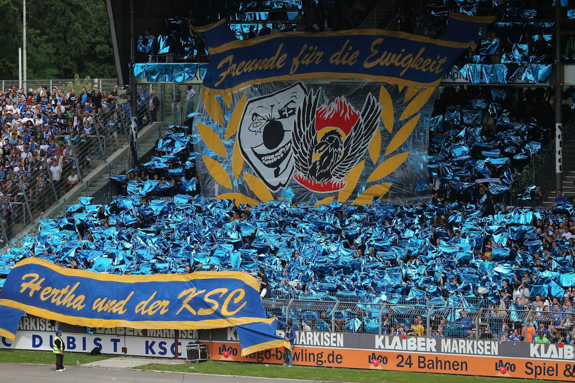 Seit über 40 Jahren sind die Fans von Hertha BSC und KSC befreundet. Sonnabend steigt schon vor dem Spiel eine große Party am Messegelände.