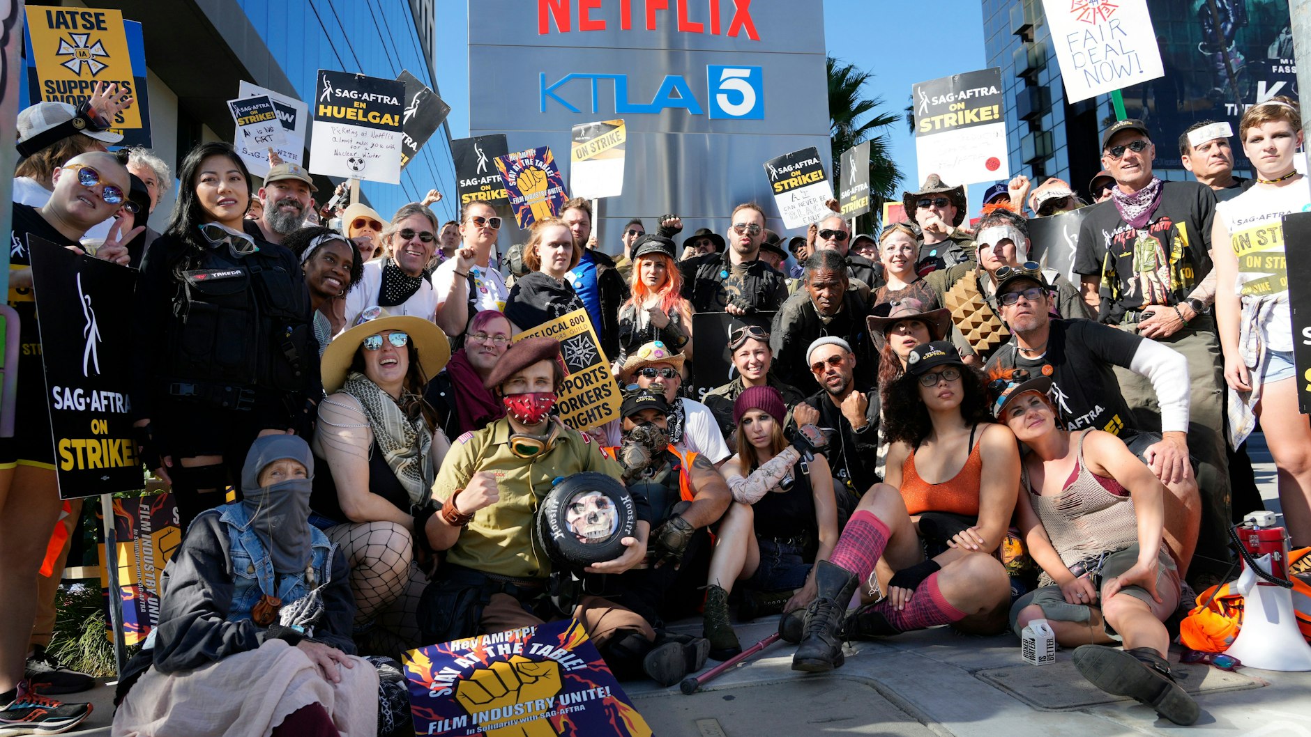 Wenn Schauspieler streiken, dann muss es natürlich extravagant sein. Hier stehen Streikende in einer postapokalyptischen Streikpostenkette vor den Netflix-Studios.