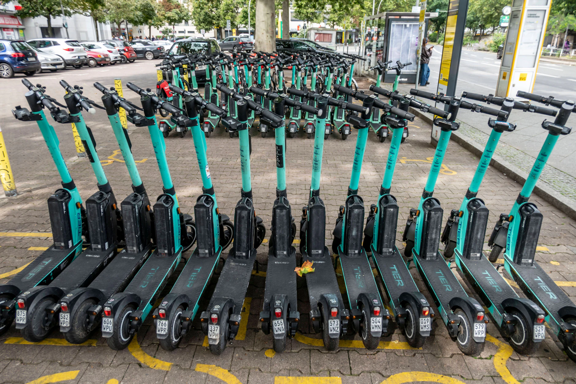 So soll es sein: An einem Jelbi-Punkt stehen E-Scooter in Reih und Glied. Jelbi ist das Sharing- Tochterunternehmen der Berliner Verkehrsbetriebe (BVG), das etwa 240 Standorte betreibt.&nbsp;