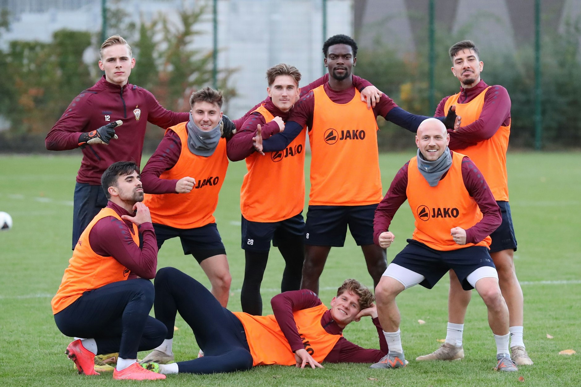 So seh’n Sieger aus: Paul Hainke, Tobias Stockinger, Patrick Sussek, McMoordy Hüther, Julian Wießmeier, Vasilios Dedidis, David Haider und Louis Malina haben das Trainingsspiel gewonnen.