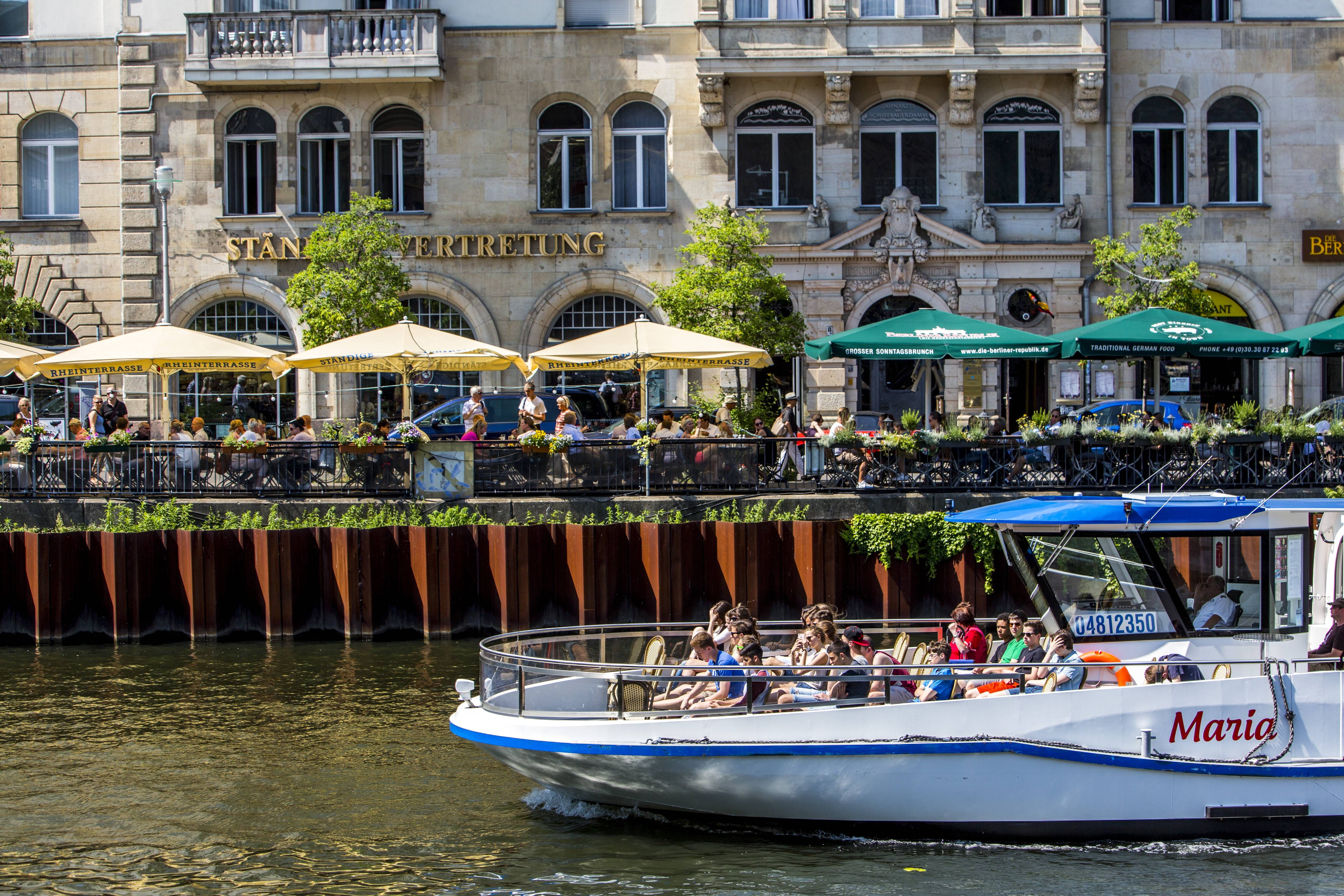 Polizeigroßeinsatz in Berlin: Zeugen vermuten Ex-RAF-Terroristen Ernst-Volker Staub auf Spree-Boot