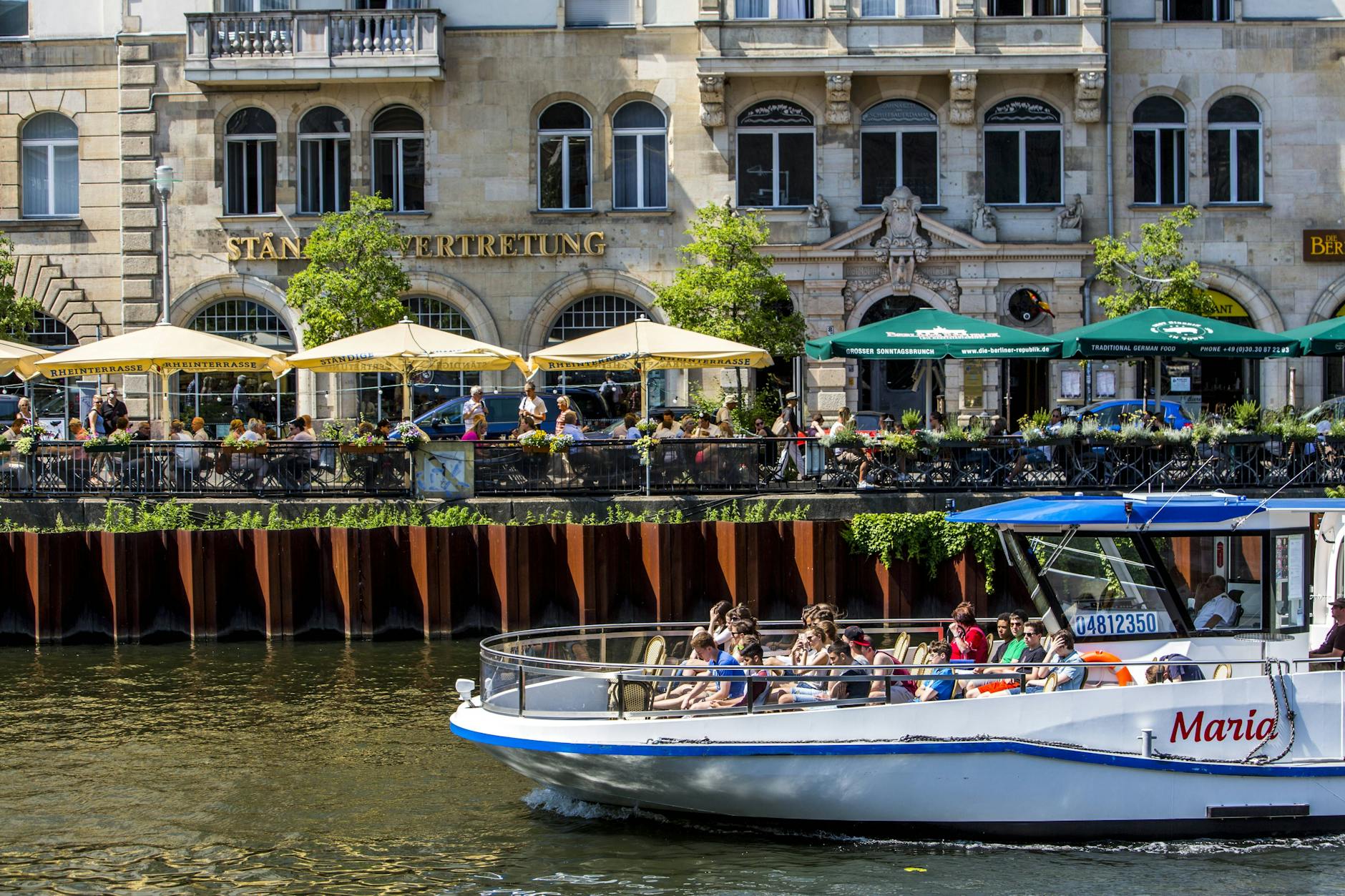 Ein Ausflugsboot mit Passagieren auf der Spree. Zeugen wollten auf einem dieser Schiffe den früheren RAF-Terroristen Ernst-Volker Staub erkannt haben. 