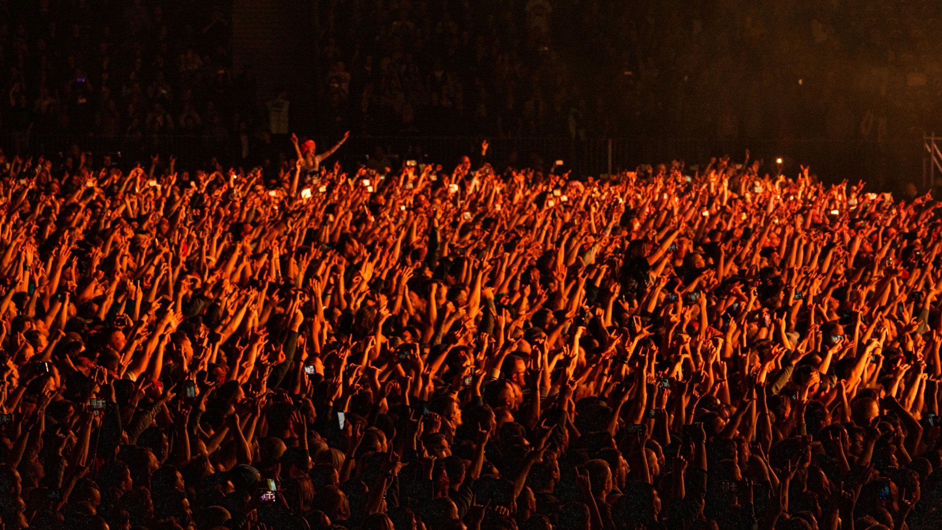 Jubelnde Fans in Leipzig: Till Lindemann, Frontmann von Rammstein, ist derzeit auf Solo-Tour unterwegs.