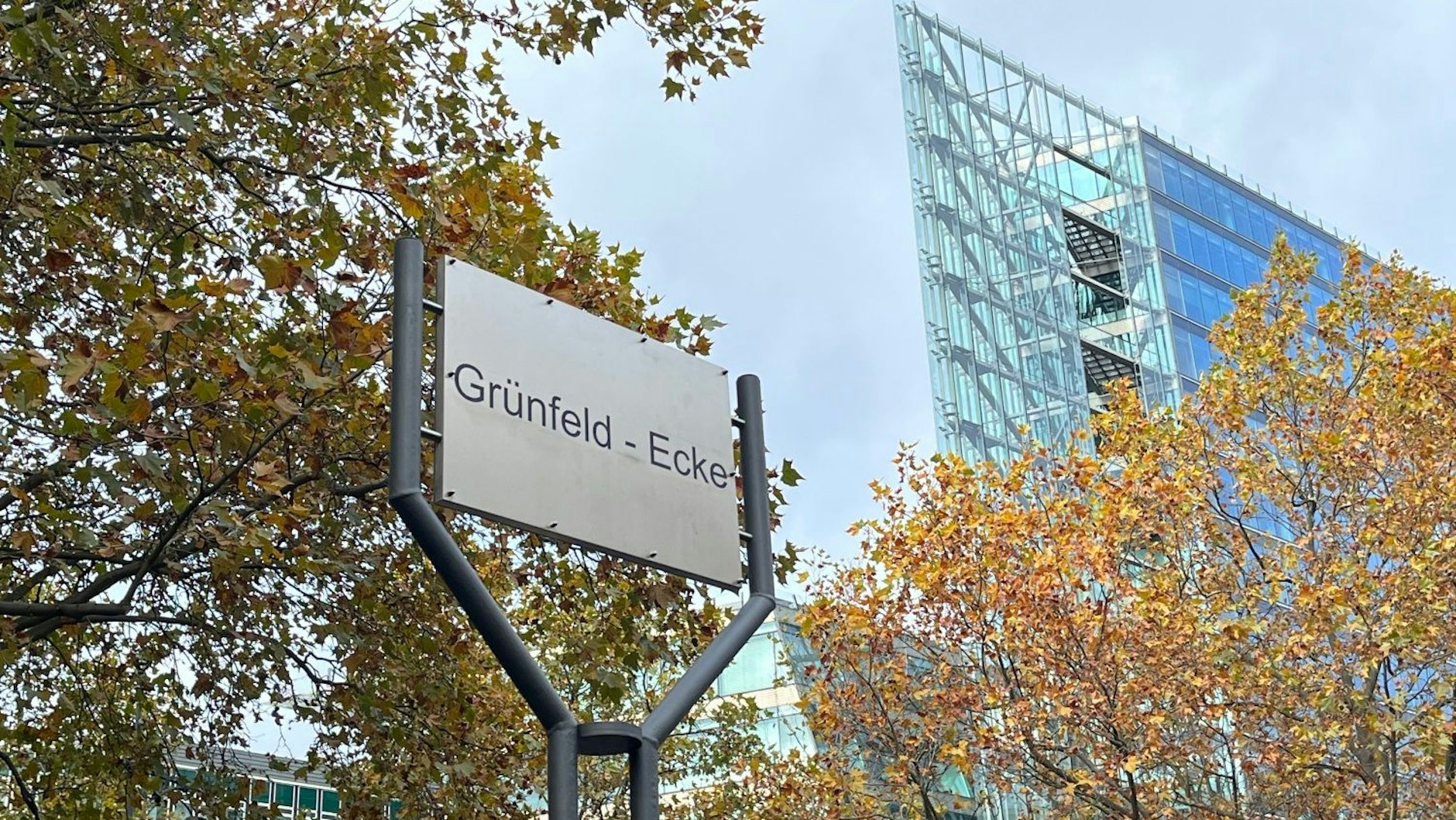 Diese Tafel ziert jetzt die neue Grünfeld-Ecke.