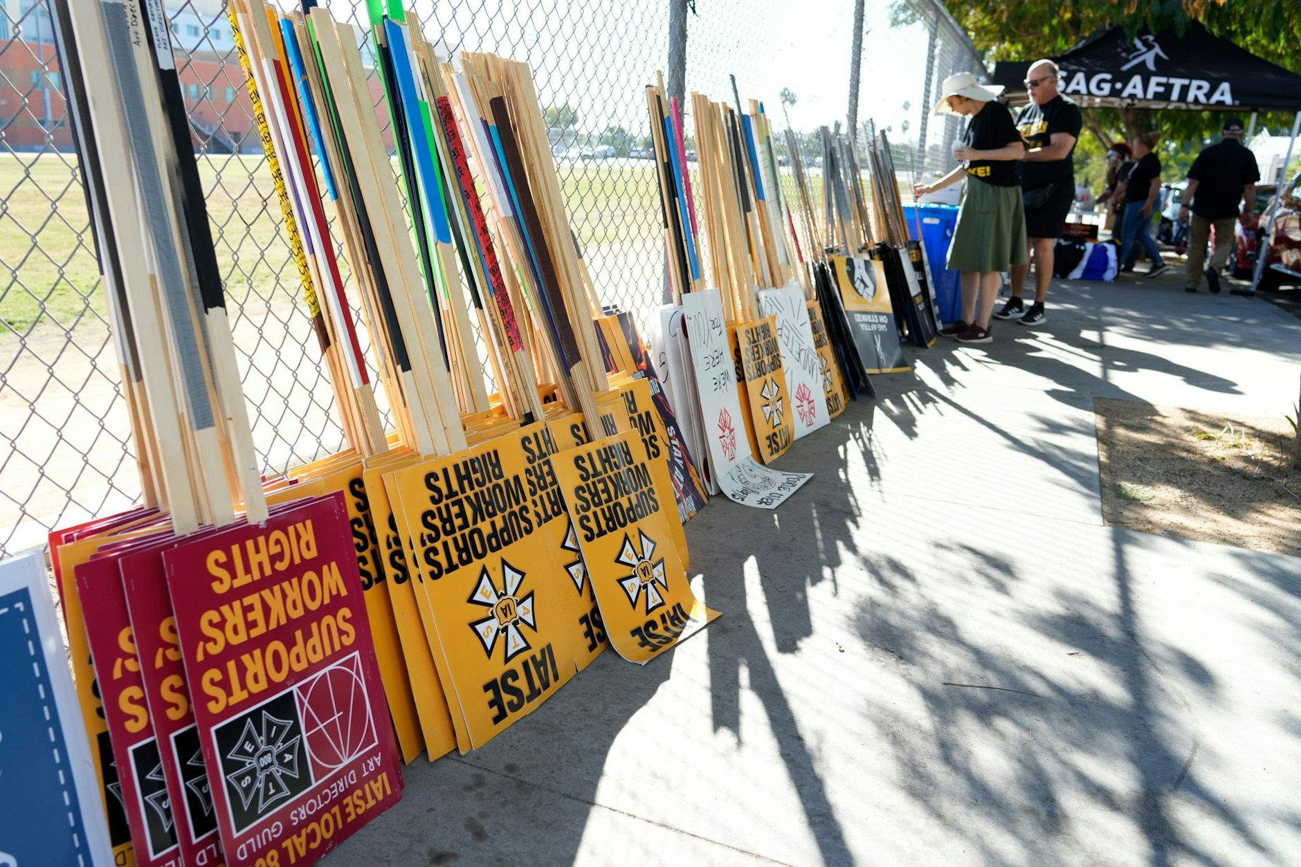Jetzt werden die Streikschilder in Hollywood endgültig niedergelegt.