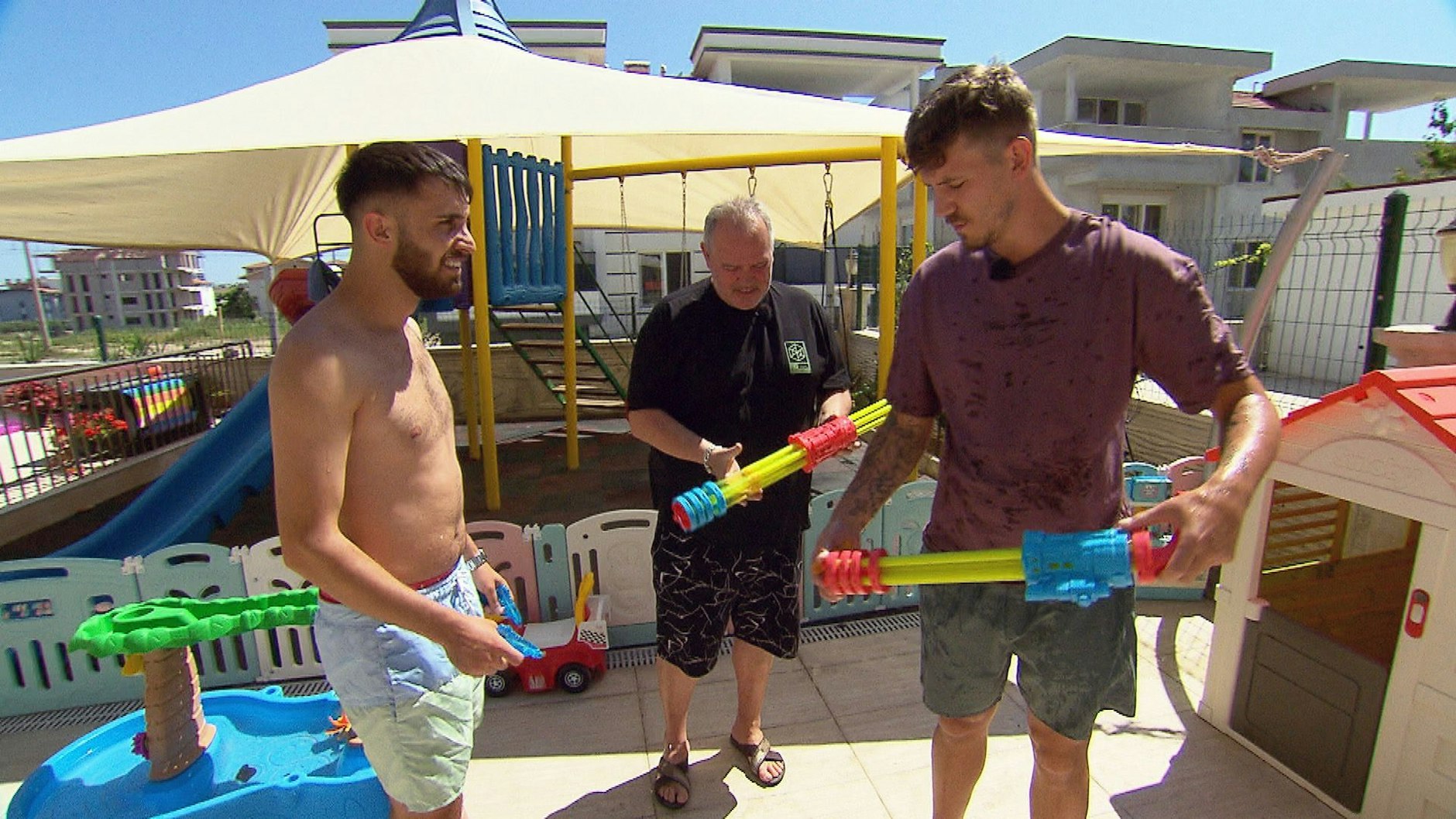 Servet und Tim überfallen Harald an dessen Geburtstag mit Wasserpistolen.