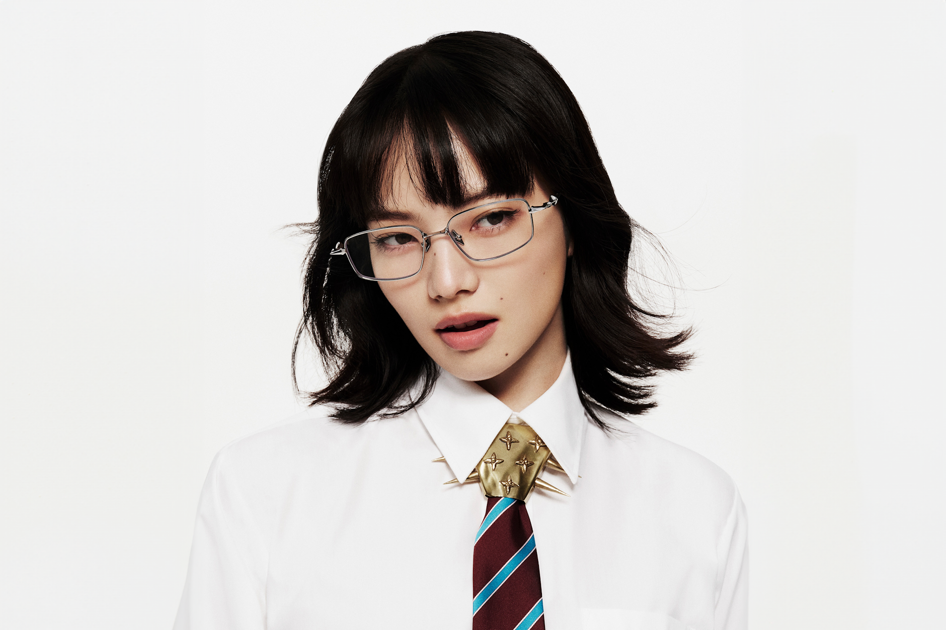Die Sehhilfe ist als Fashion-Accessoire zurück. Die südkoreanische Brillenmarke Gentle Monster drängt jetzt mit hippen Korrekturgestellen auf den Markt, fotografiert unter anderem an der Schauspielerin Nana Komatsu.
