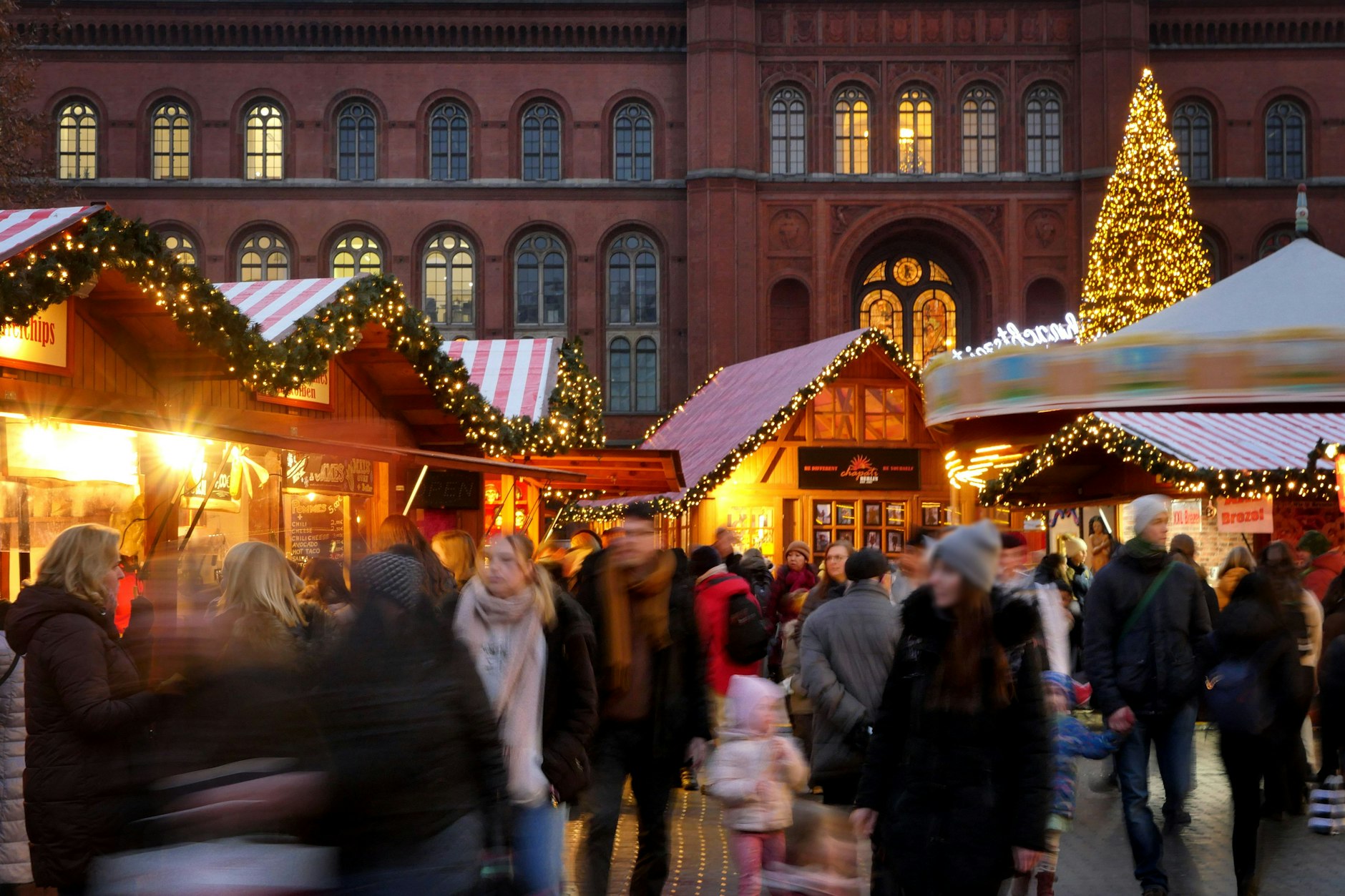 Auch der beliebte Weihnachtsmarkt am Roten Rathaus ist betroffen: Hier wird in dieser Saison keine Musik gespielt.