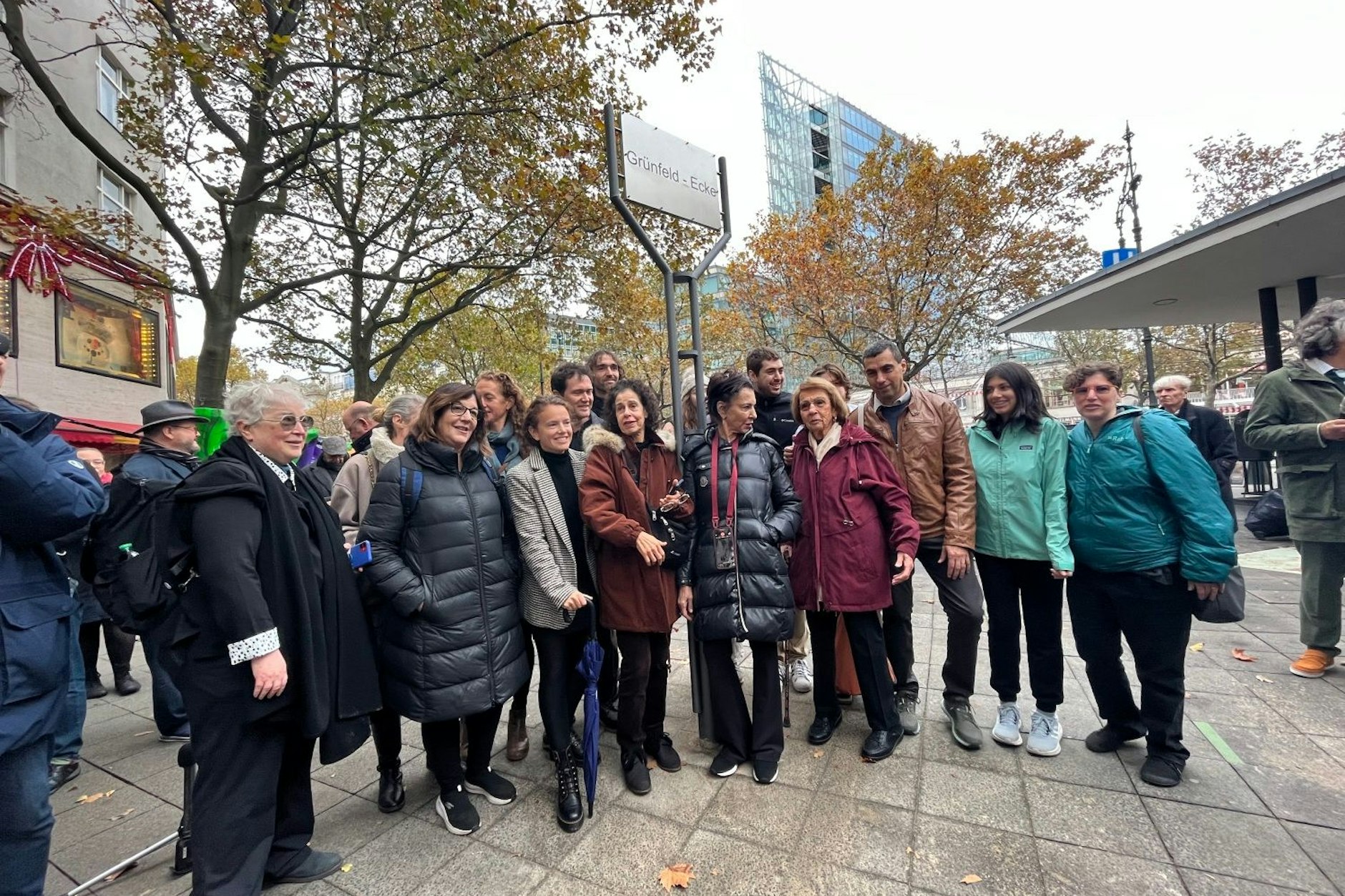 Familie Grünfeld bei der feierlichen Umbenennung des Platzes.