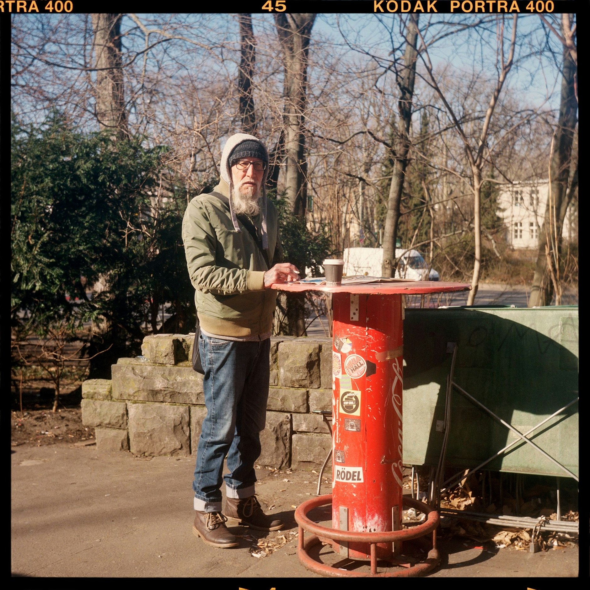 Ich bin Berliner, ein Original. In Lichtenberg aufgewachsen, 1961, kurz vor dem Mauerbau, nach Kreuzberg und jetzt im hohen Alter bin ich Treptower geworden. Früher und vor allem durch die Montagearbeit hatte ich öfter mal überlegt, aus Berlin wegzugehen, aber irgendwie hat sich nie was anderes ergeben. Für mich waren die besten Jahre hier die 70er und 80er. In den 90ern ging’s schon langsam runter. Da fing’s an mit den Wessis, den Zugereisten und Multikulti. Das hat gar nichts mit rechts und so zu tun, aber die Berliner Kultur, die Berliner Sprache ist verschwunden, das gibt es gar nicht mehr. Große Schnauze, ordinär, das ist alles weg, das ist das Traurige. Man hört nur noch andere Sprachen, Berlin ist Hektik, Stress und Aggression geworden. Es gibt hier kein Miteinander mehr, sondern nur noch ein Gegeneinander.
