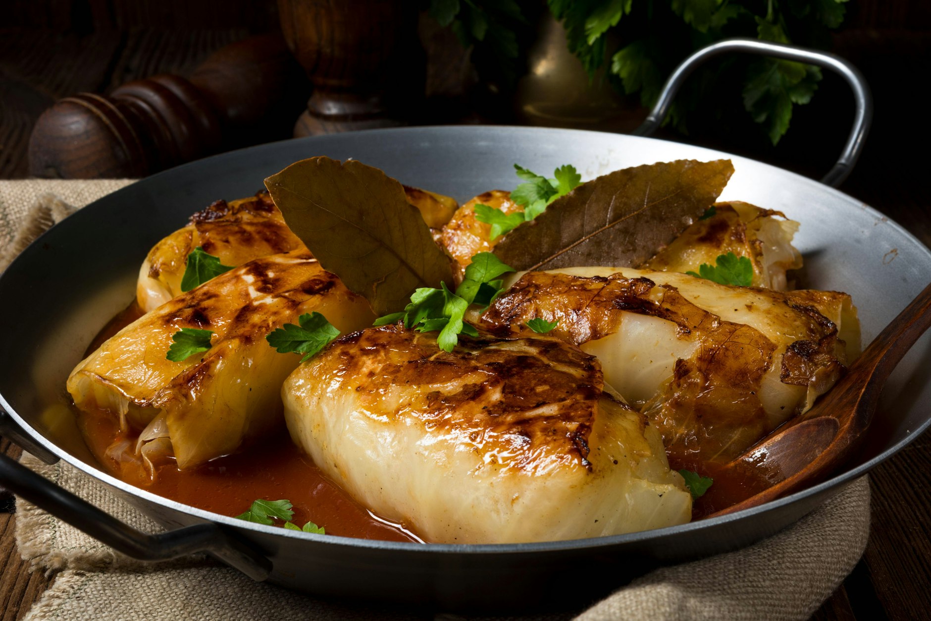 Servierfertige Spitzkohl-Rouladen, umhüllt von einer reichhaltigen Sauce sind eine leckere und gesunde Variation von Kohlrouladen.