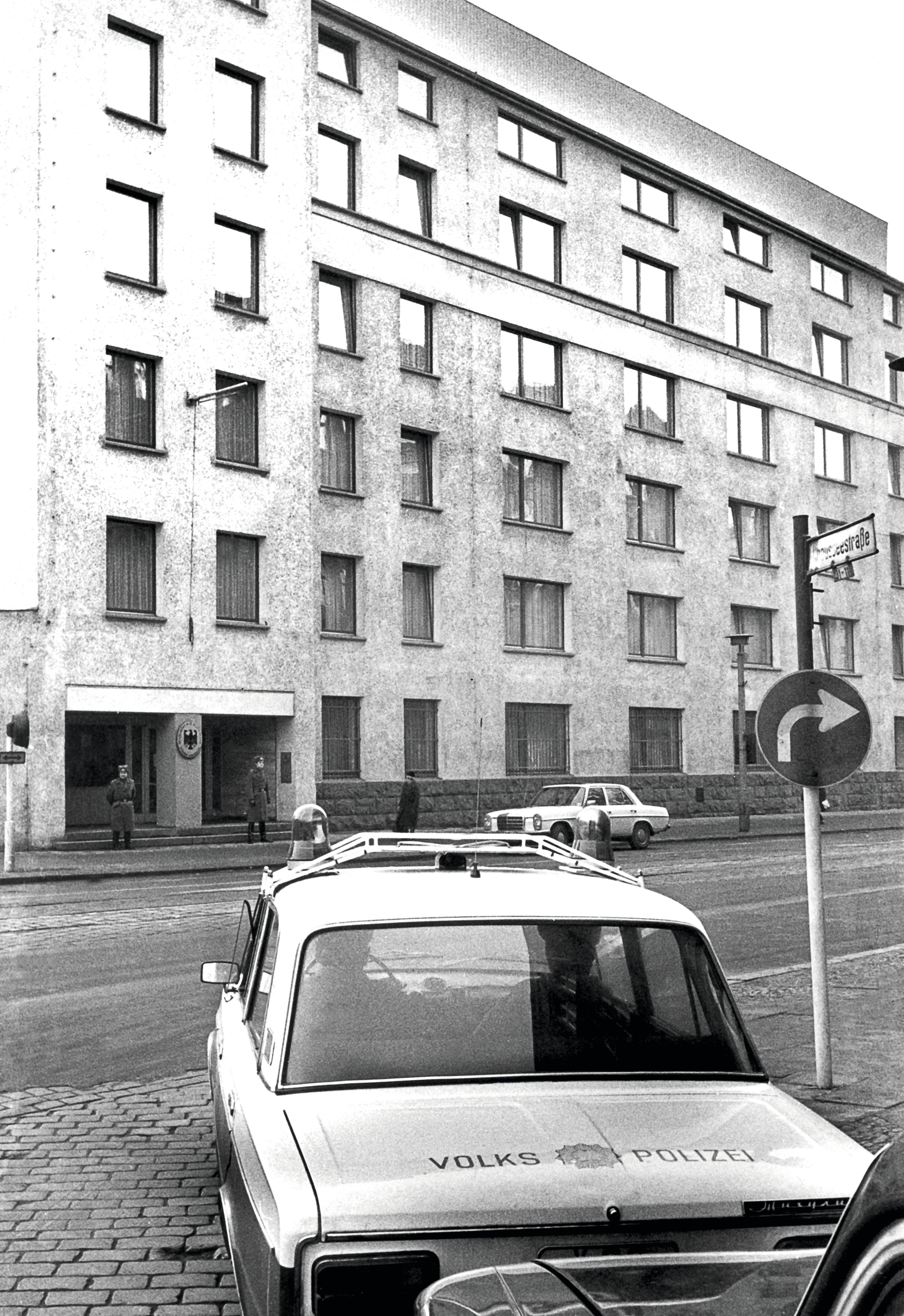Ausreise aus der DDR: Wie eine Botschaft in Ost-Berlin zur Drehtür in den Westen wurde