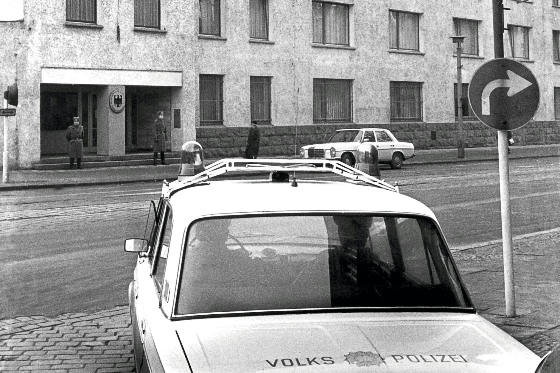 Die Ständige Vertretung der BRD in der Hannoverschen Straße in Ost-Berlin: Zwei Volkspolizisten stehen vor dem Gebäude, zwei weitere sitzen in einem Streifenwagen. Die DDR ließ das Haus auch bewachen, um zu verhindern, dass sich Ausreisewillige Zutritt verschaffen.