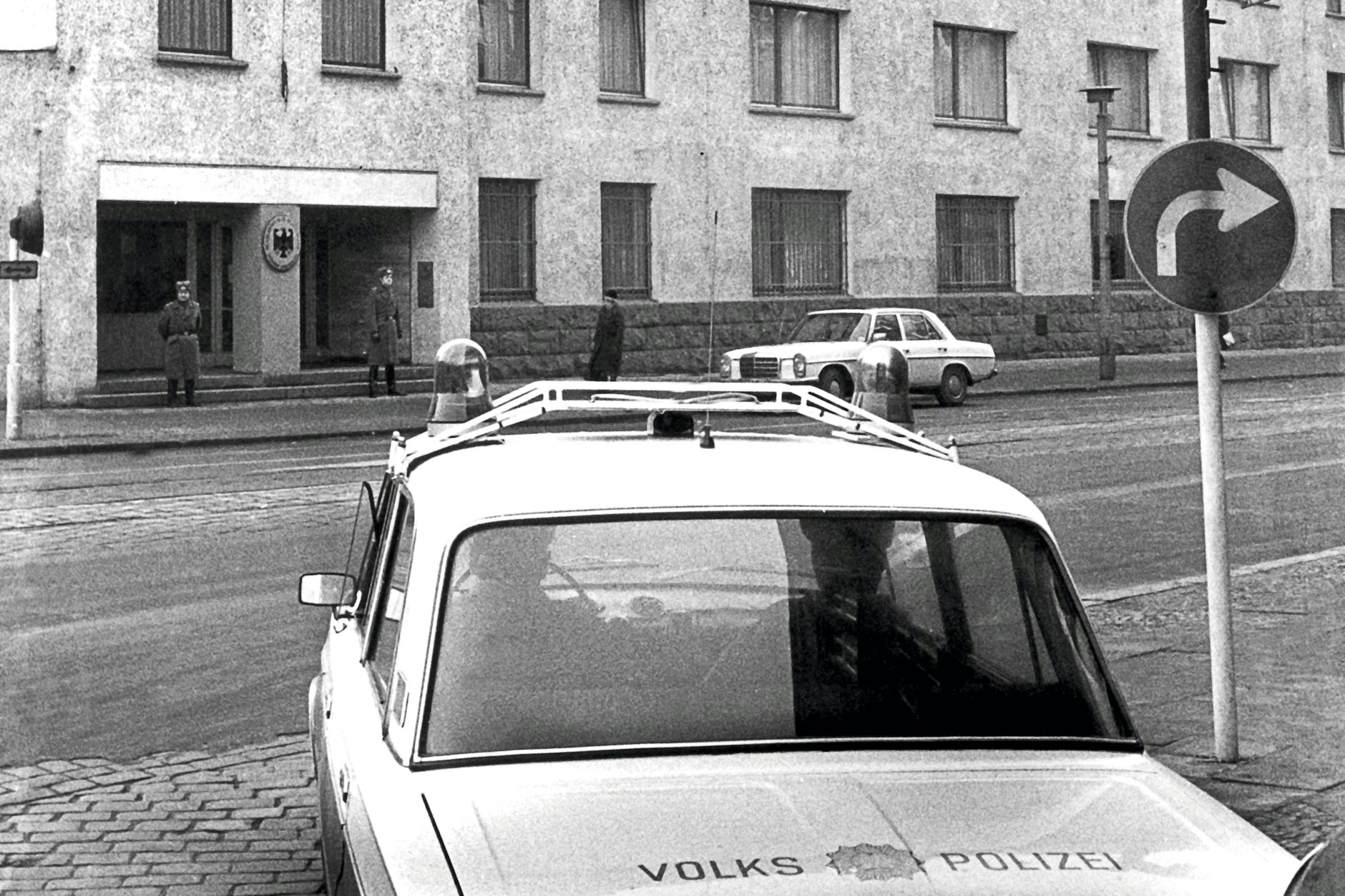 Die Ständige Vertretung der BRD in der Hannoverschen Straße in Ost-Berlin: Zwei Volkspolizisten stehen vor dem Gebäude, zwei weitere sitzen in einem Streifenwagen. Die DDR ließ das Haus auch bewachen, um zu verhindern, dass sich Ausreisewillige Zutritt verschaffen.