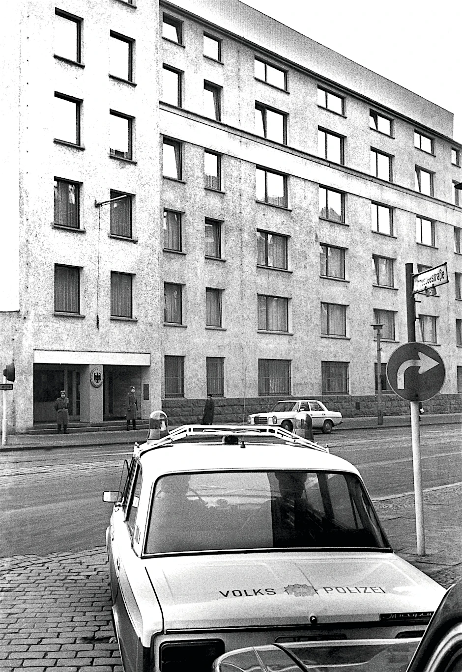 Die Ständige Vertretung der BRD in der Hannoverschen Straße in Ost-Berlin: Zwei Volkspolizisten stehen vor dem Gebäude, zwei weitere sitzen in einem Streifenwagen. Die DDR ließ das Haus auch bewachen, um zu verhindern, dass sich Ausreisewillige Zutritt verschaffen.
