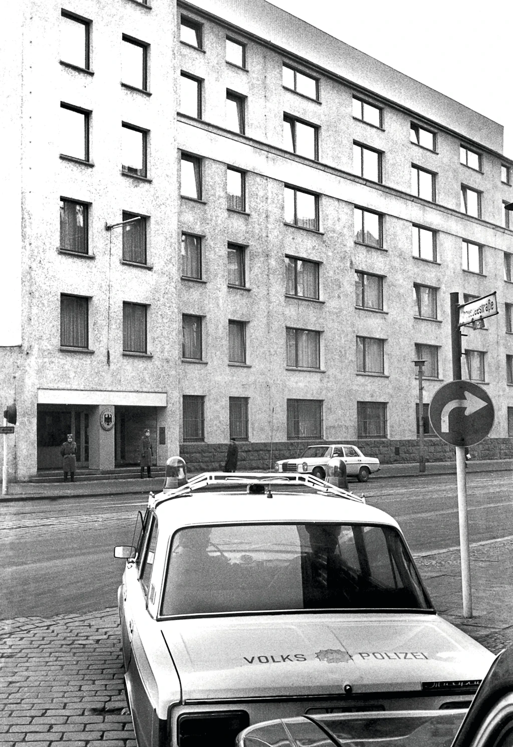 Wie eine Botschaft in Ost-Berlin zur Drehtür in den Westen wurde