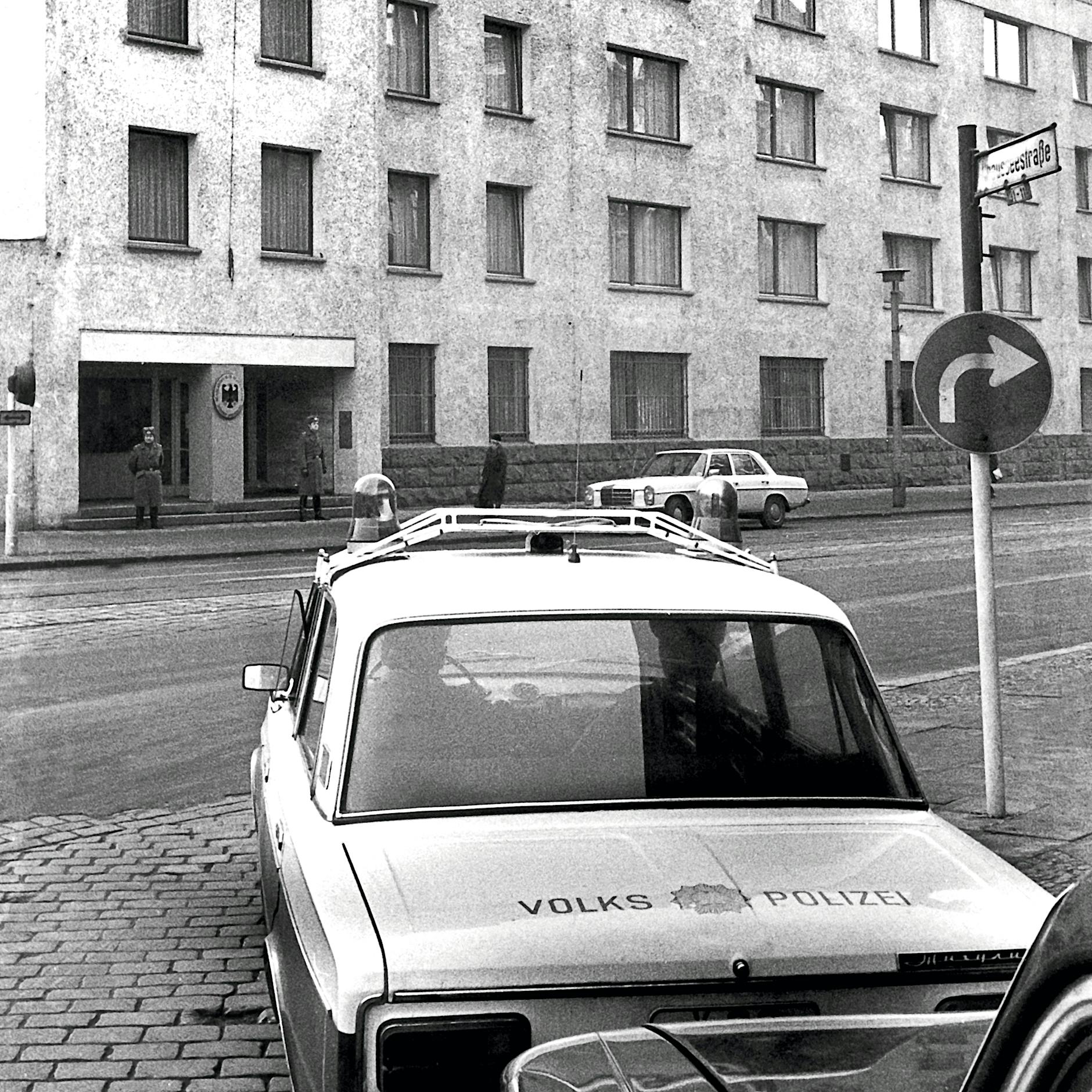 Ausreise aus der DDR: Wie eine Botschaft in Ost-Berlin zur Drehtür in den Westen wurde