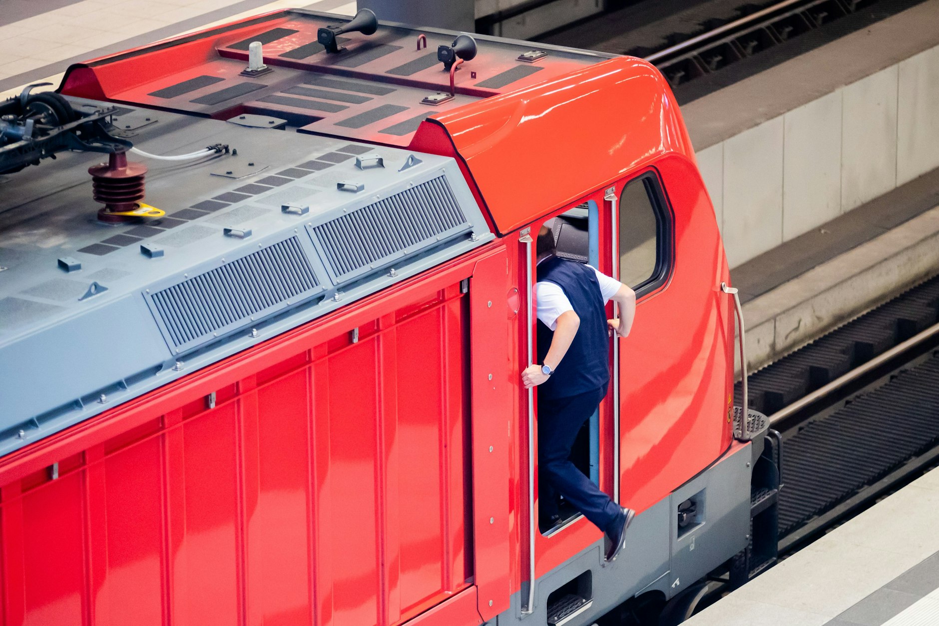 Ein Lokführer steigt am Berliner Hauptbahnhof in den Führerstand. Die Deutsche Bahn und die Gewerkschaft Deutscher Lokomotivführer starten Tarifverhandlungen.