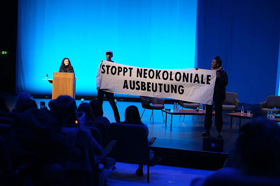 Die Aktivisten werfen dem Allianz-Konzern neokoloniale Ausbeutung und Greenwashing vor.