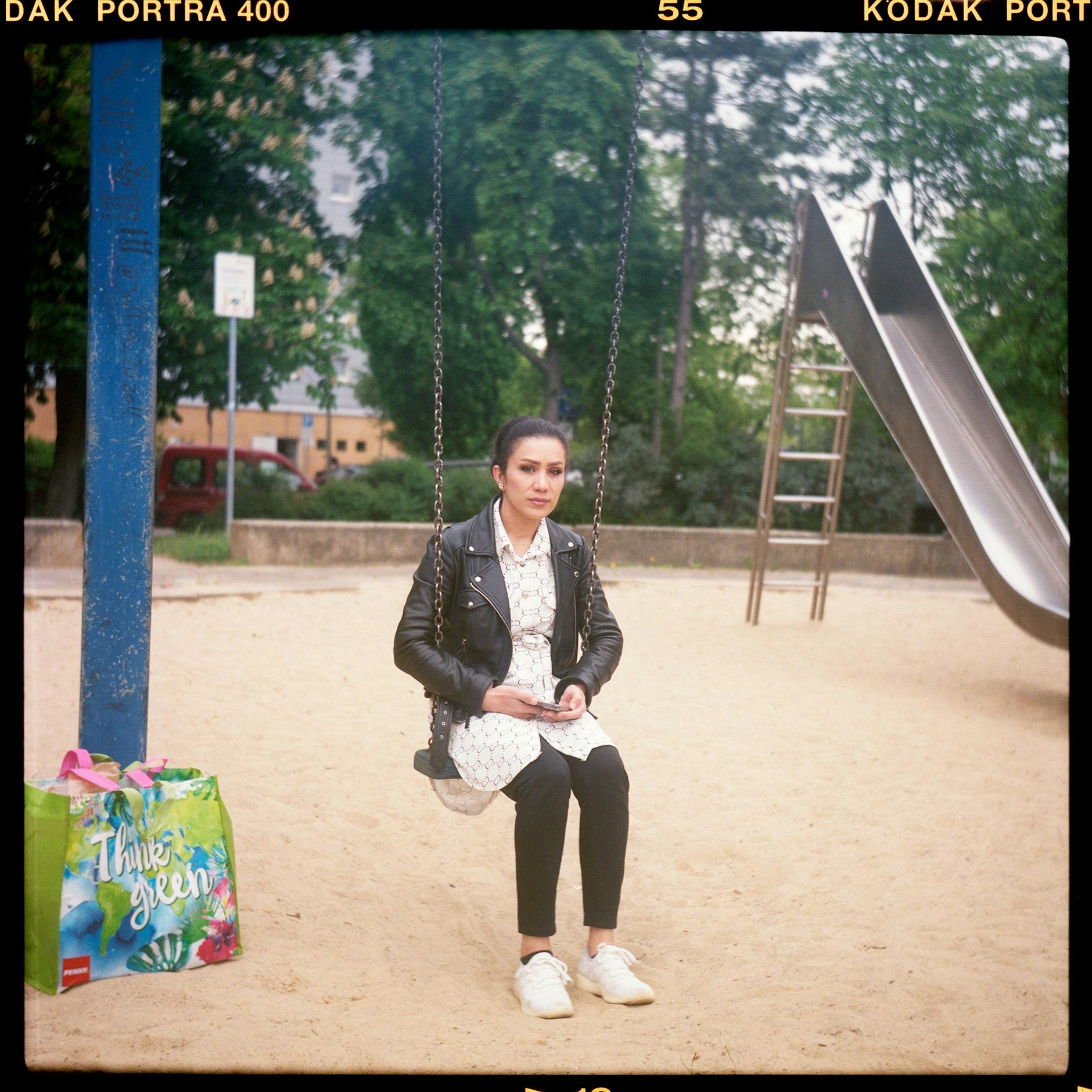 „Ich bin seit acht Jahren in Berlin. Ich war gerade meine Oma besuchen hier in Marzahn, ich wohne aber an der Jannowitzbrücke. Das ist auch mein Lieblingsort in Berlin, den Alex mag ich auch und nach Brandenburg fahr’ ich auch gern raus! Eigentlich bin ich Afghanin und im Iran aufgewachsen. Deutschland ist so gut. Ich kann hier zur Schule gehen, arbeiten und alleine rumspazieren. In Afghanistan wäre all das gar nicht möglich. Es ist so schlimm dort … vor allem jetzt mit den Taliban, man kann sich das gar nicht vorstellen. Ich wünsche mir, in Zukunft zu arbeiten. Ich habe auch schon angefangen zu suchen. Ich könnte mir vorstellen, in einem Restaurant zu arbeiten. Ich verstehe Deutsch noch nicht so gut, aber ich denke, ich könnte das schaffen!“