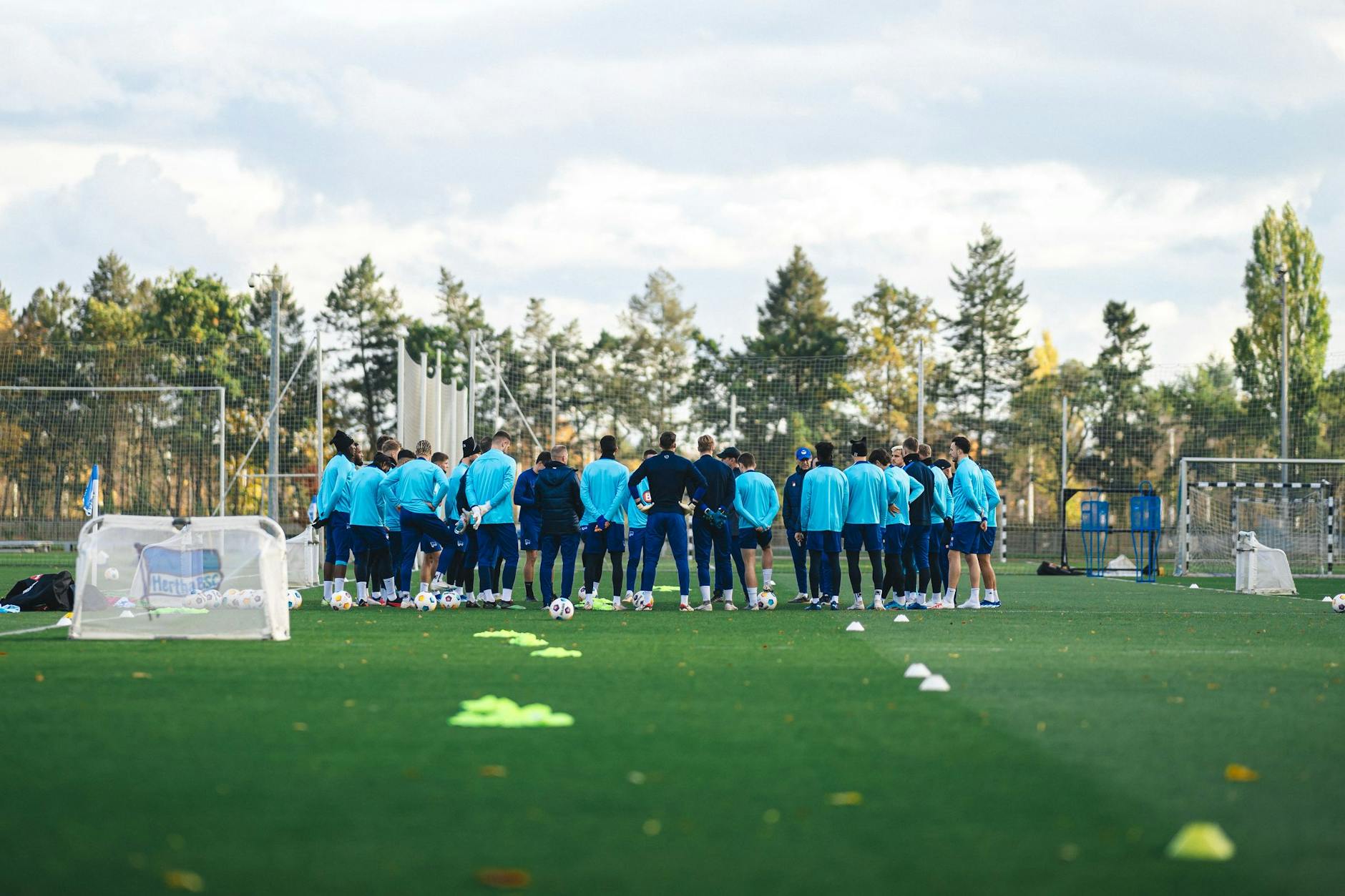 Herthas Team im Kreis auf dem Schenckendorffplatz versammelt und Trainer Pal Dardai schwört die Spieler auf das Heimspiel gegen den KSC ein.