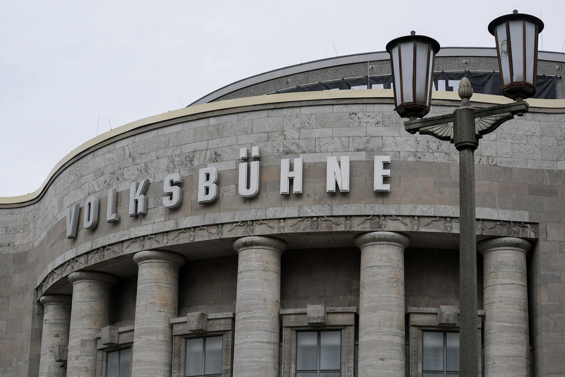 Die Volksbühne war das letzte große Sprechtheater Berlins in der Hand eines Ostlers namens Castorf.