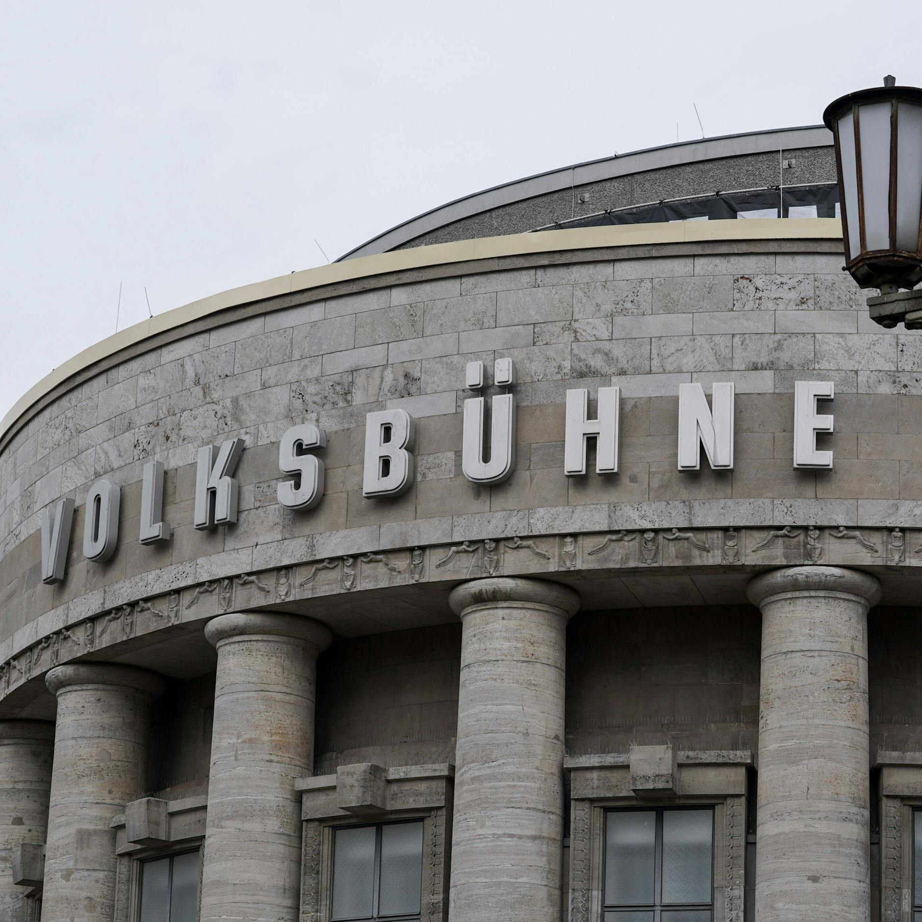 Image - Die Berliner Volksbühne wird kaltgestellt: Will Joe Chialo das Theater loswerden?