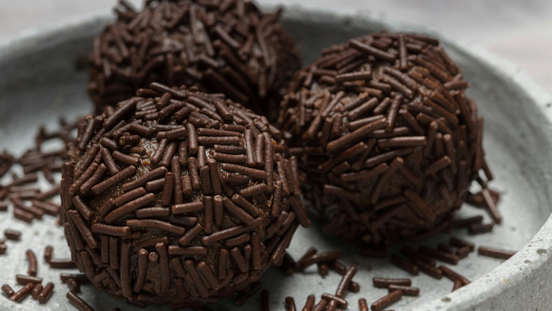 Dieses Rezept für Rumkugeln ist so einfach, dass es wirklich jedem gelingt.