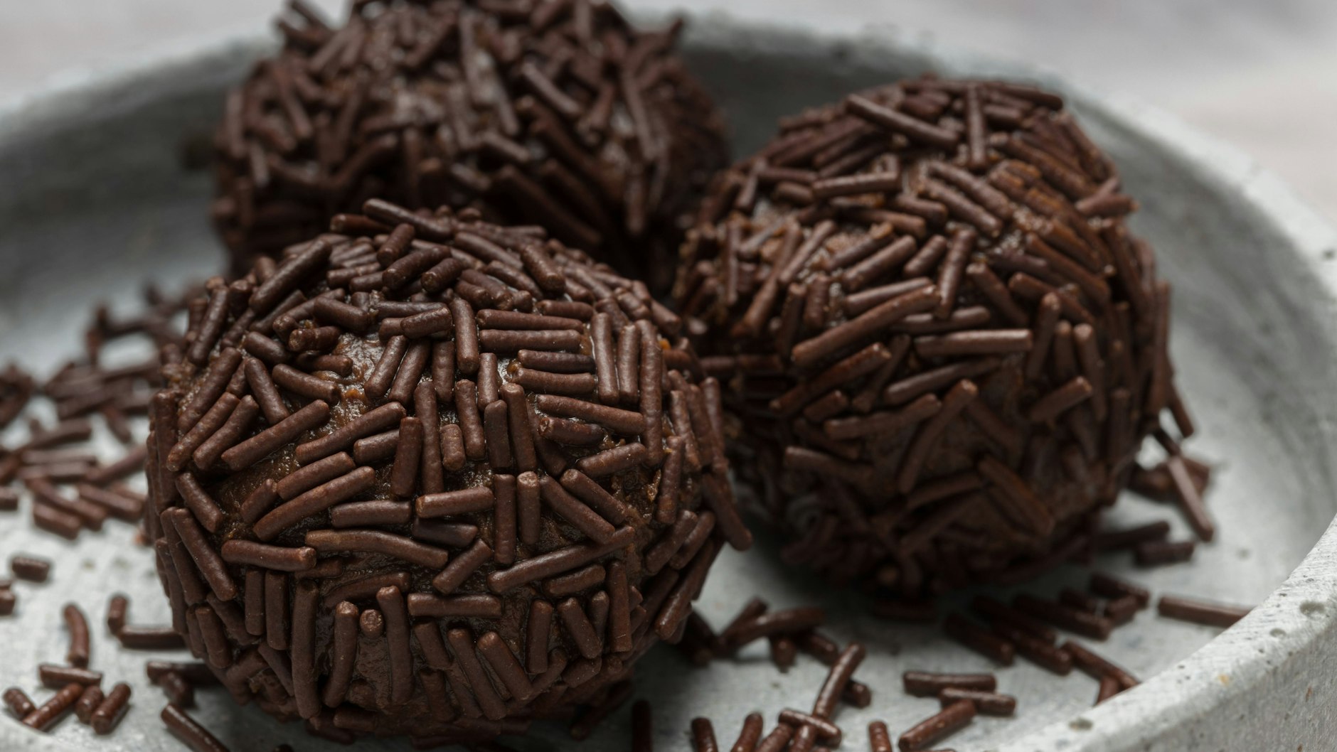 Dieses Rezept für Rumkugeln ist so einfach, dass es wirklich jedem gelingt.