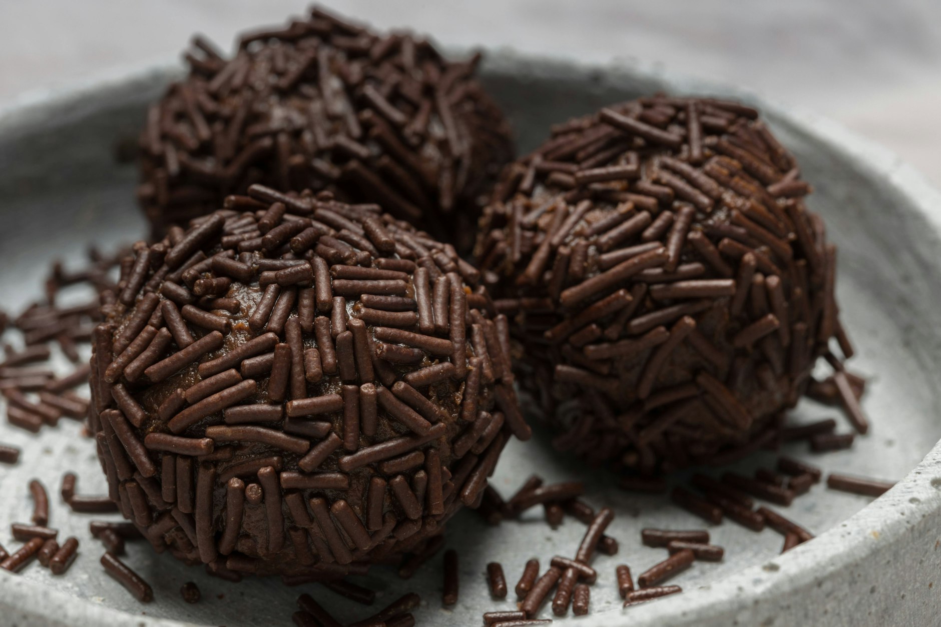 Dieses Rezept für Rumkugeln ist so einfach, dass es wirklich jedem gelingt.