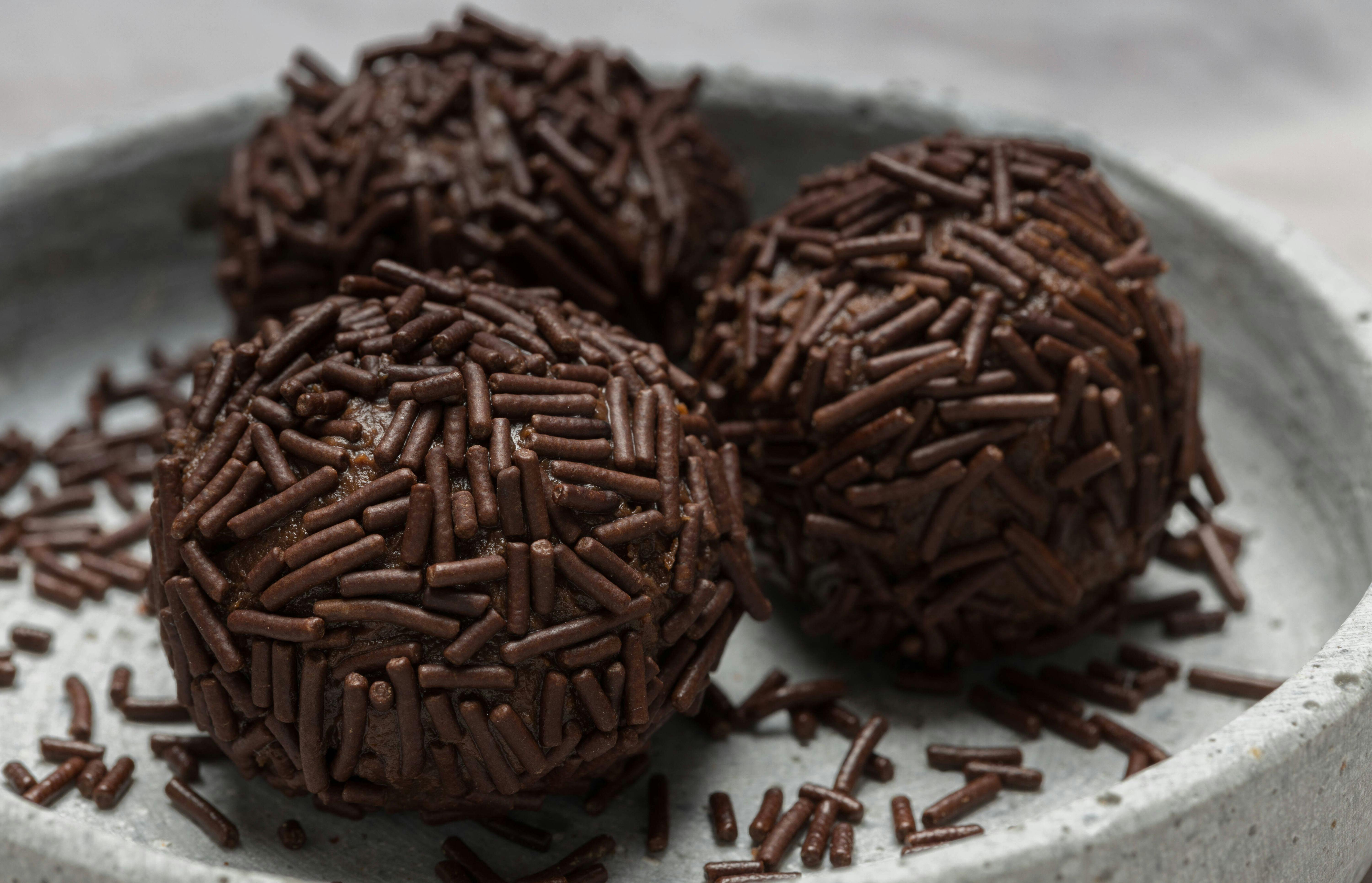 Rumkugeln selber machen: Einfaches Rezept für leckere Schoko-Pralinen
