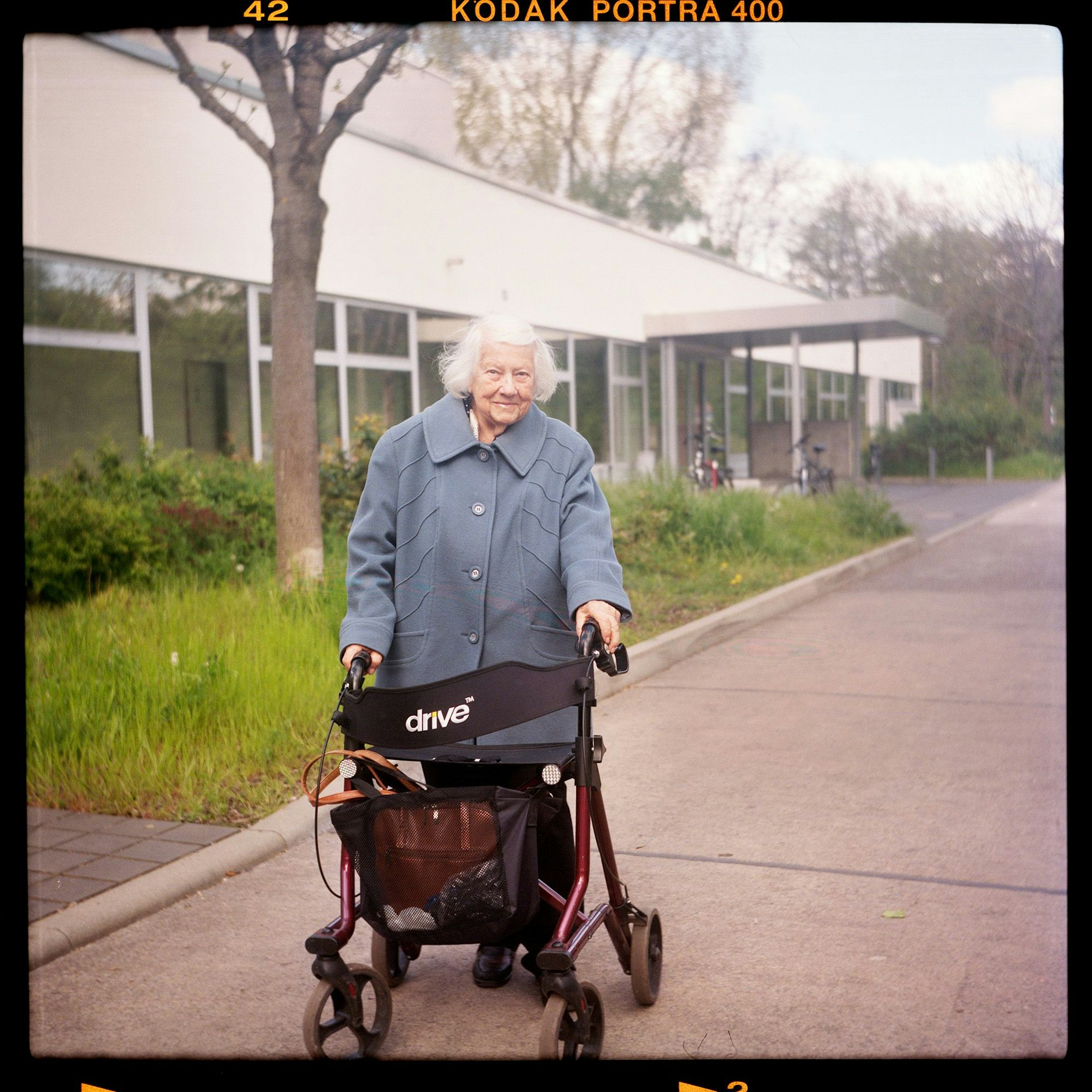 „Ich bin Anfang der 50er-Jahre nach Berlin gezogen wegen der Liebe. Ich höre meine Mutter noch sagen, ‚Gisi, was willst du denn in Berlin, bleib doch hier in Stralsund!‘ Die war todunglücklich, dass ich gegangen bin, aber ich hab’s nie bereut. Ich hab im Ministerium für Außenhandel gearbeitet. Da bin ich viel gereist, nach Mexiko, Algerien. Unsere drei Mädels waren zu Hause beim Papa und ich war 14 Tage ohne Probleme unterwegs. Das war eine tolle Zeit. Jetzt bin ich froh, dass ich noch halbwegs mobil bin. Ich fahr’ manchmal mit der Straßenbahn zum Bürgerpark in Pankow. Da war ich früher oft mit den Kindern. Oder ich geh’ hier am Donnerstag auch noch zum Sport, zusammen mit einer netten Gruppe Leute. Aufstehen, anziehen, loslaufen, das geht noch alles. Manch einer kann das gar nicht mehr, die liegen nur noch rum. Mein Mann ist vor sechs Jahren verstorben, jetzt lebe ich halt alleine, aber meine Töchter kommen mich hin und wieder besuchen. Mir geht’s gut, ich mag Berlin, Berlin ist Großstadt, das ist schön! In den Westteil fahr’ ich eigentlich nie rüber, dort zieht es mich nicht hin, dort ist mir irgendwie doch alles fremd.“