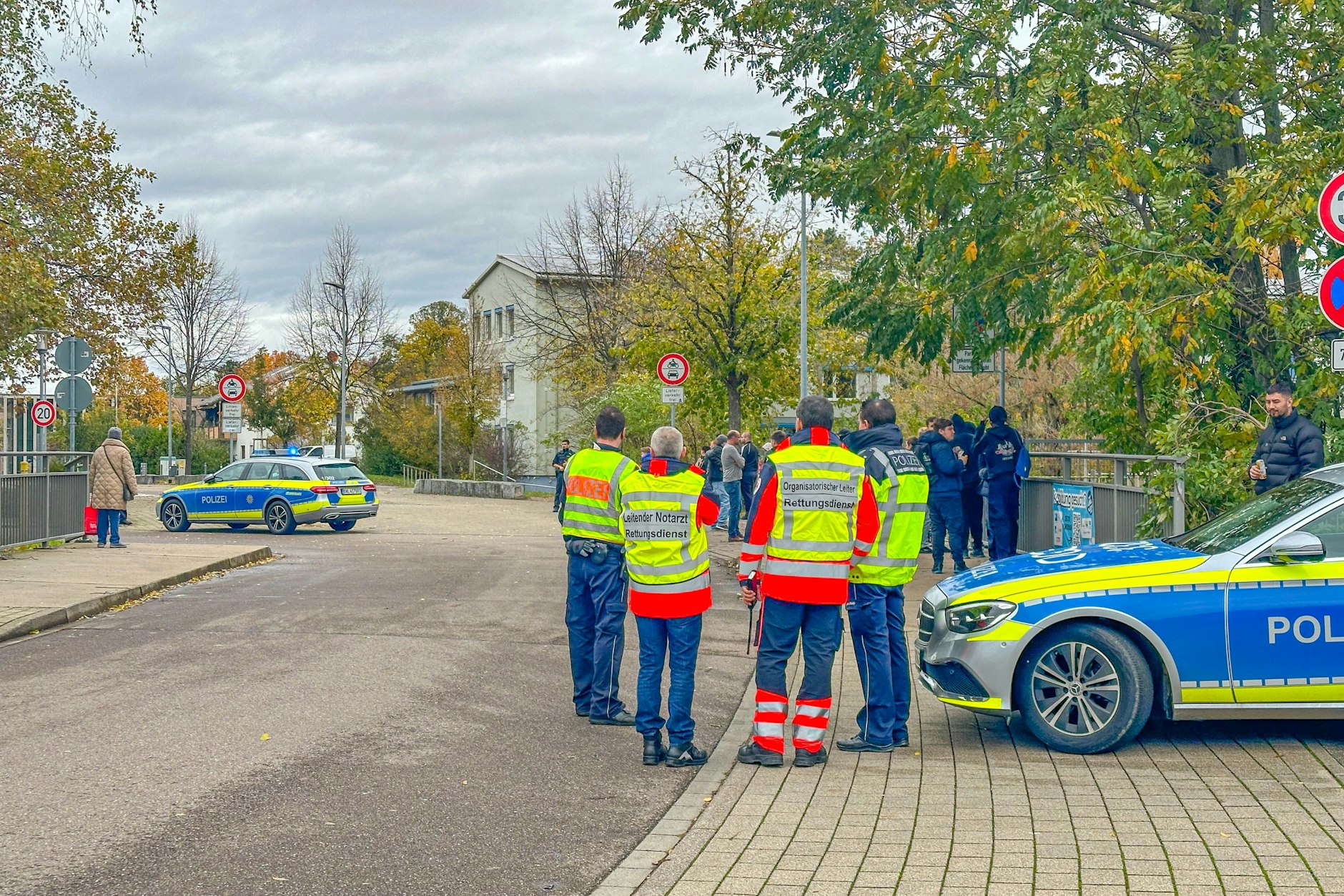 Bei einem Großeinsatz der Polizei an einer Schule ist ein Tatverdächtiger festgenommen worden.