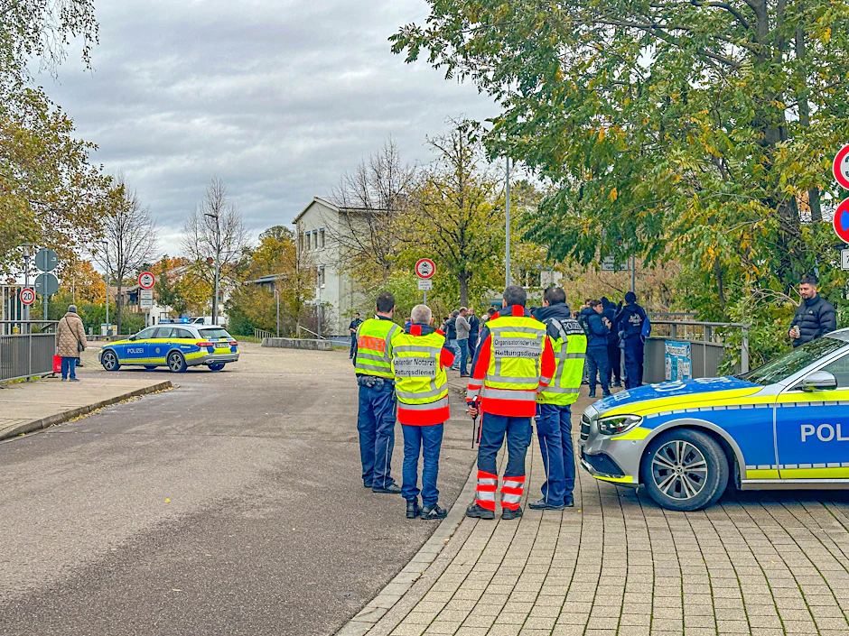  Bei einem Großeinsatz der Polizei an einer Schule ist ein Tatverdächtiger festgenommen worden.