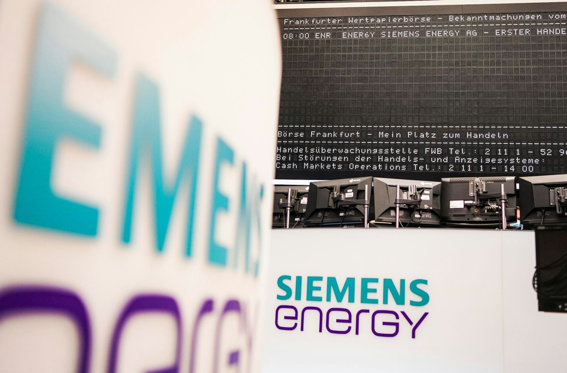 ARCHIV - Das Logo von "Siemens Energy" ist zu sehen.  
