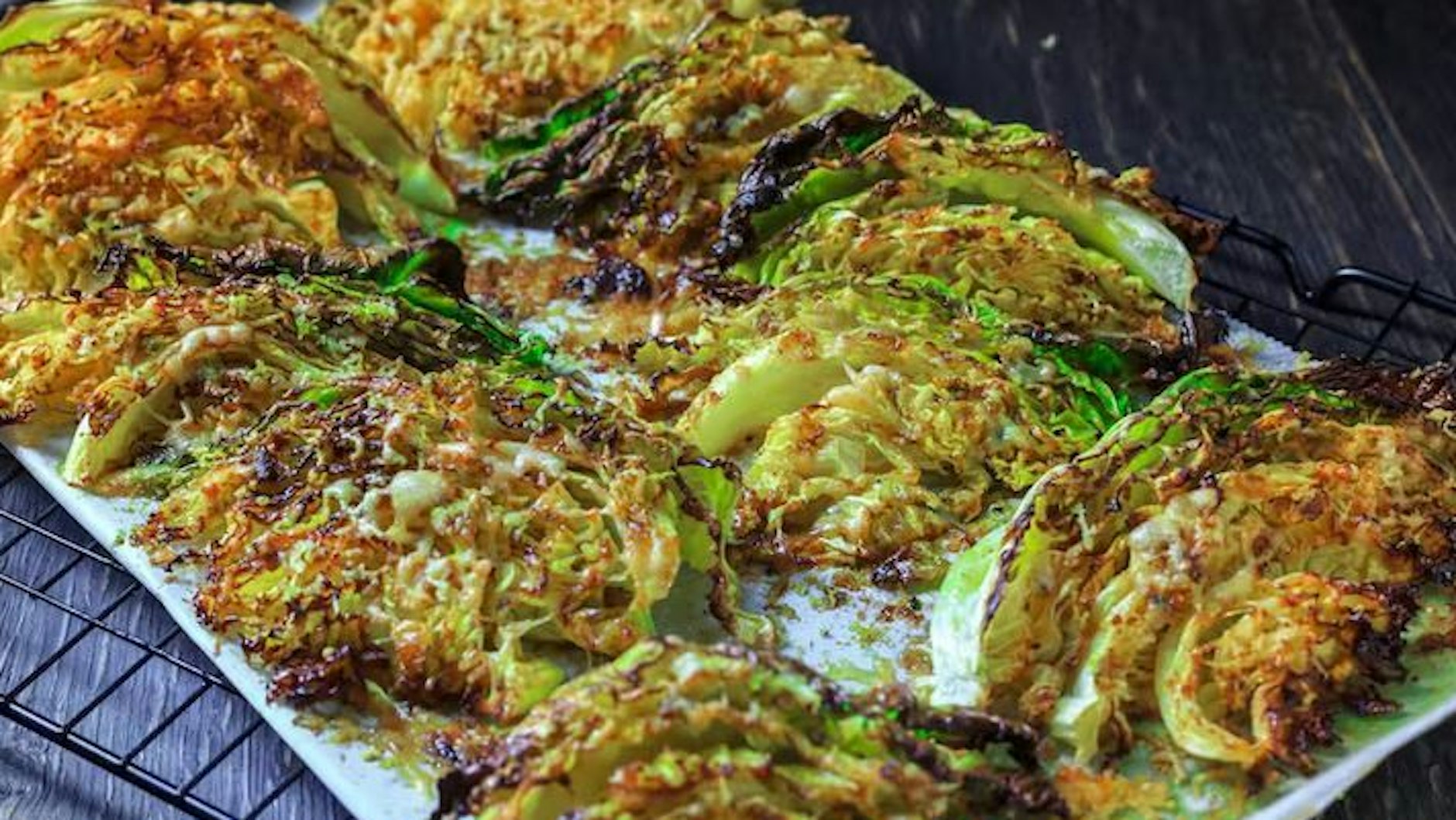 Zum Ofen-Wirsing passen Kartoffeln oder Kartoffelpüree perfekt.