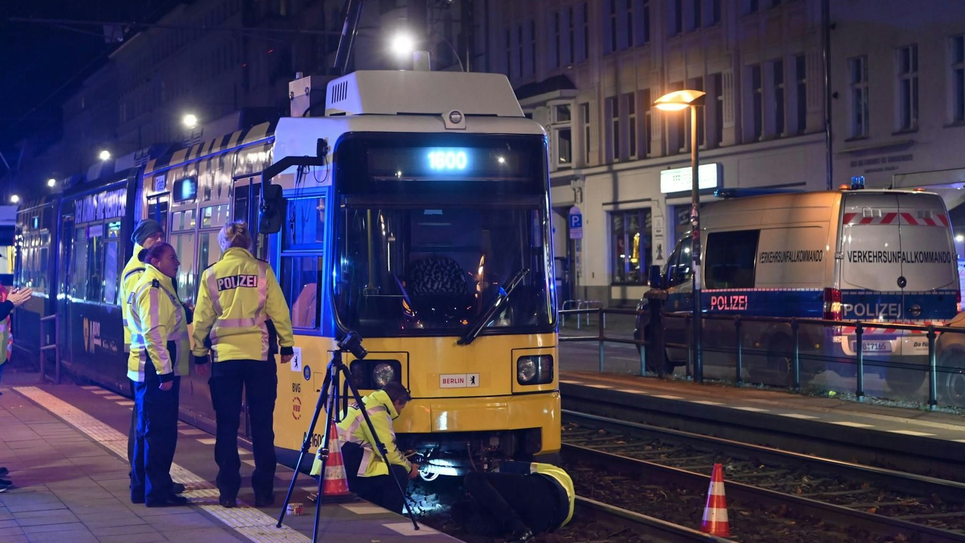In Prenzlauer Berg wurde ein Fußgänger schwerverletzt, als er vor eine einfahrende Straßenbahn lief.