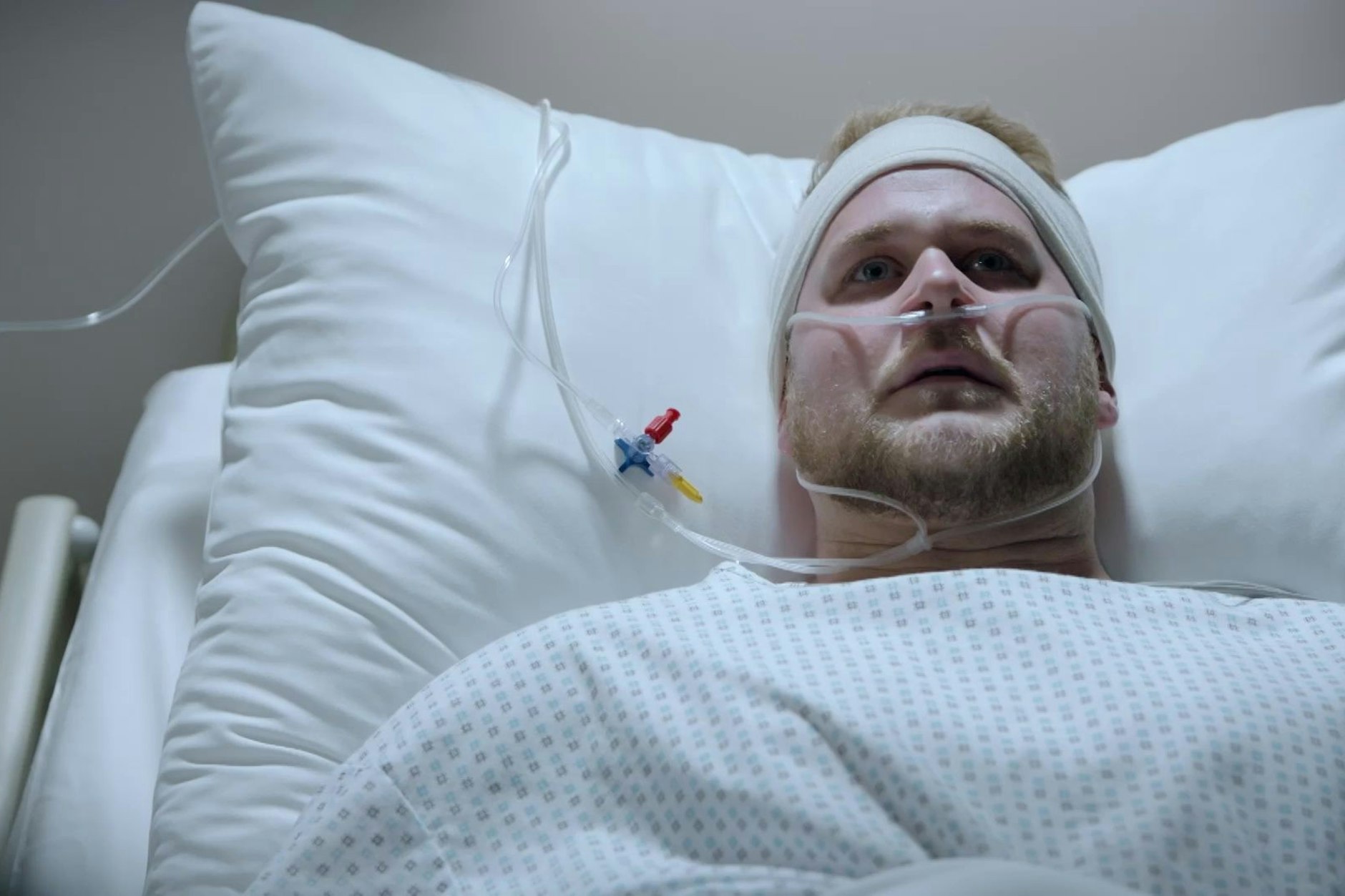 Bei GZSZ erlebt Jonas einen Albtraum. Nach einem Unfall erhält er die Diagnose Querschnittslähmung.