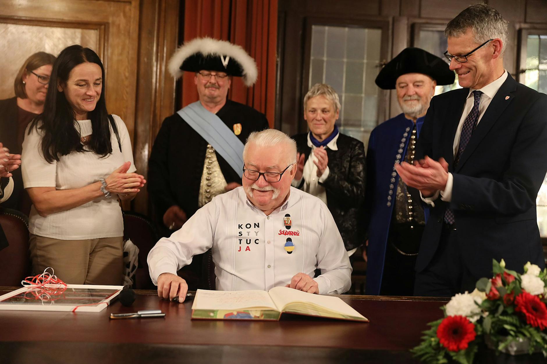 Der polnische Friedensnobelpreisträger Lech Wałęsa trägt sich ins Goldene Buch der Stadt Halle ein.